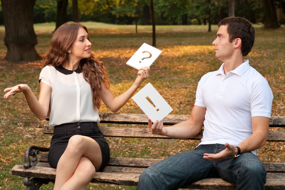 Pareja joven teniendo una discusión. | Foto: Shutterstock