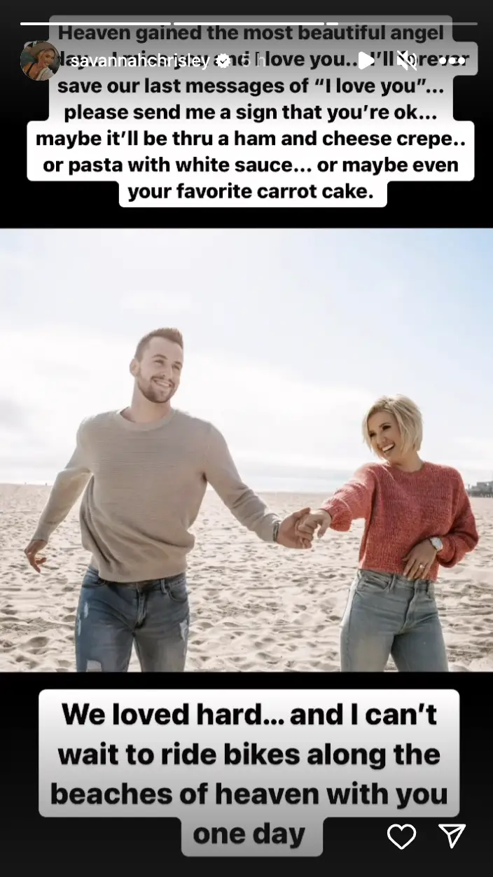 Nic Kerdiles and Savannah Chrisley holding hands at the beach, on a story post dated September 23, 2023 | Source: Instagram/savannahchrisley