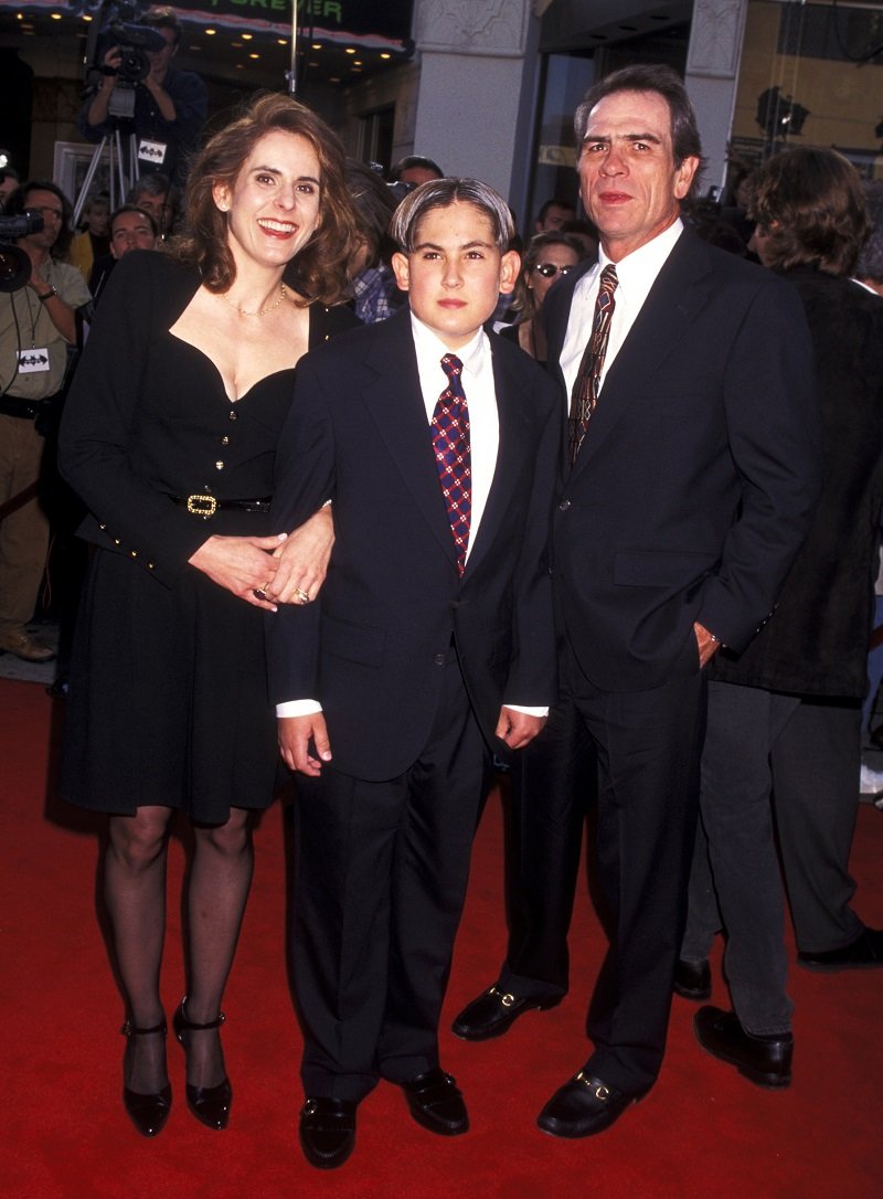 Tommy Lee Jones, wife Kimberlea Cloughley, and son Austin Jones at the "Batman Forever" premiere in Los Angeles, California | Photo: Getty Images 