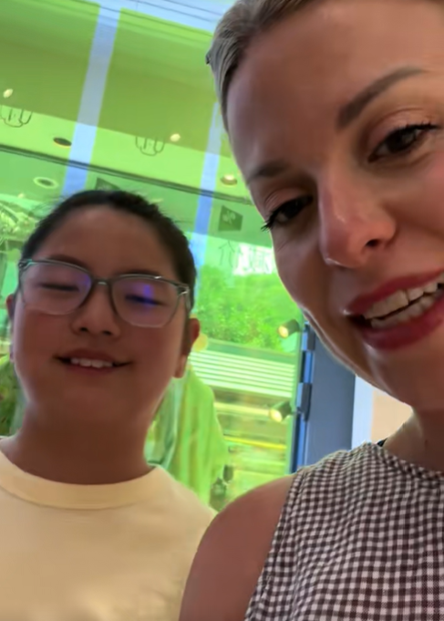 Amanda "Mandy" Karolkiewicz smiles alongside one of her adopted daughters during a visit to a shop in China. | Source: TikTok/mandykarolk