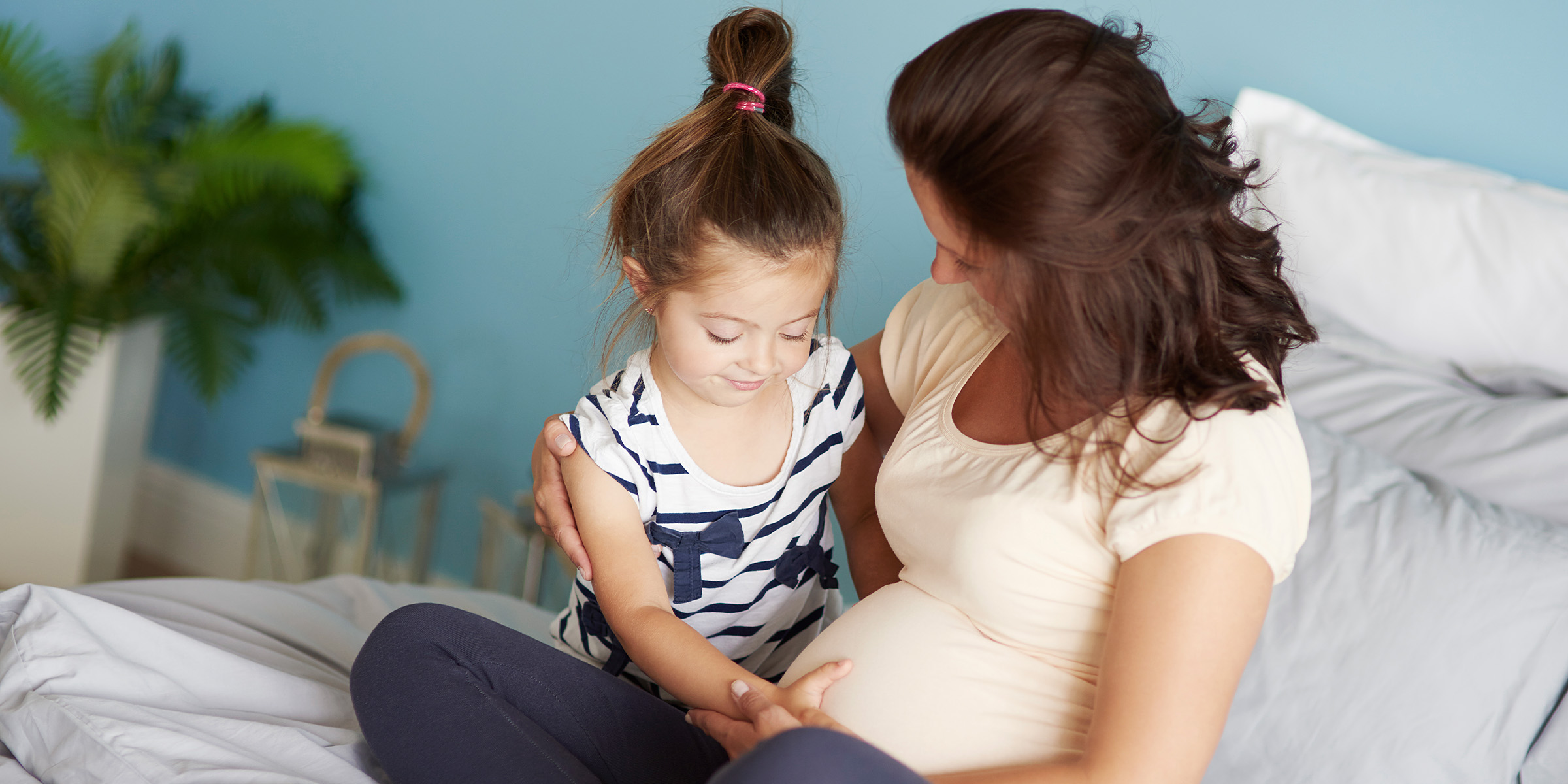 A pregnant mother with her child | Source: Freepik