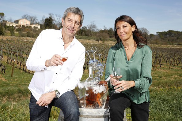 Michel Cymes et Nathalie sont photographiés pour Paris Match dans leur propriété près de Draguignan.| Photo : Getty Images