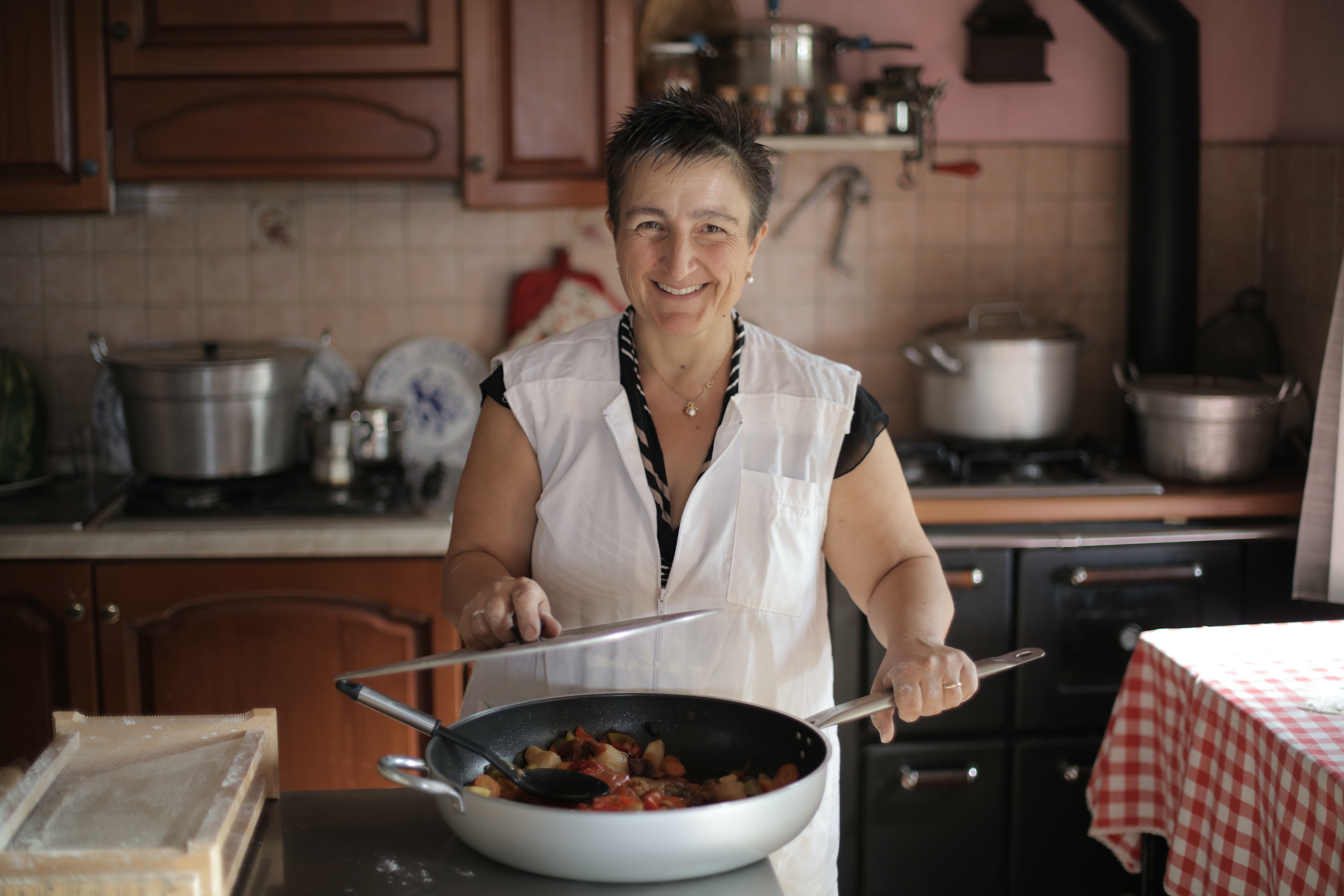 Mujer cocinando. | Foto: Pexels