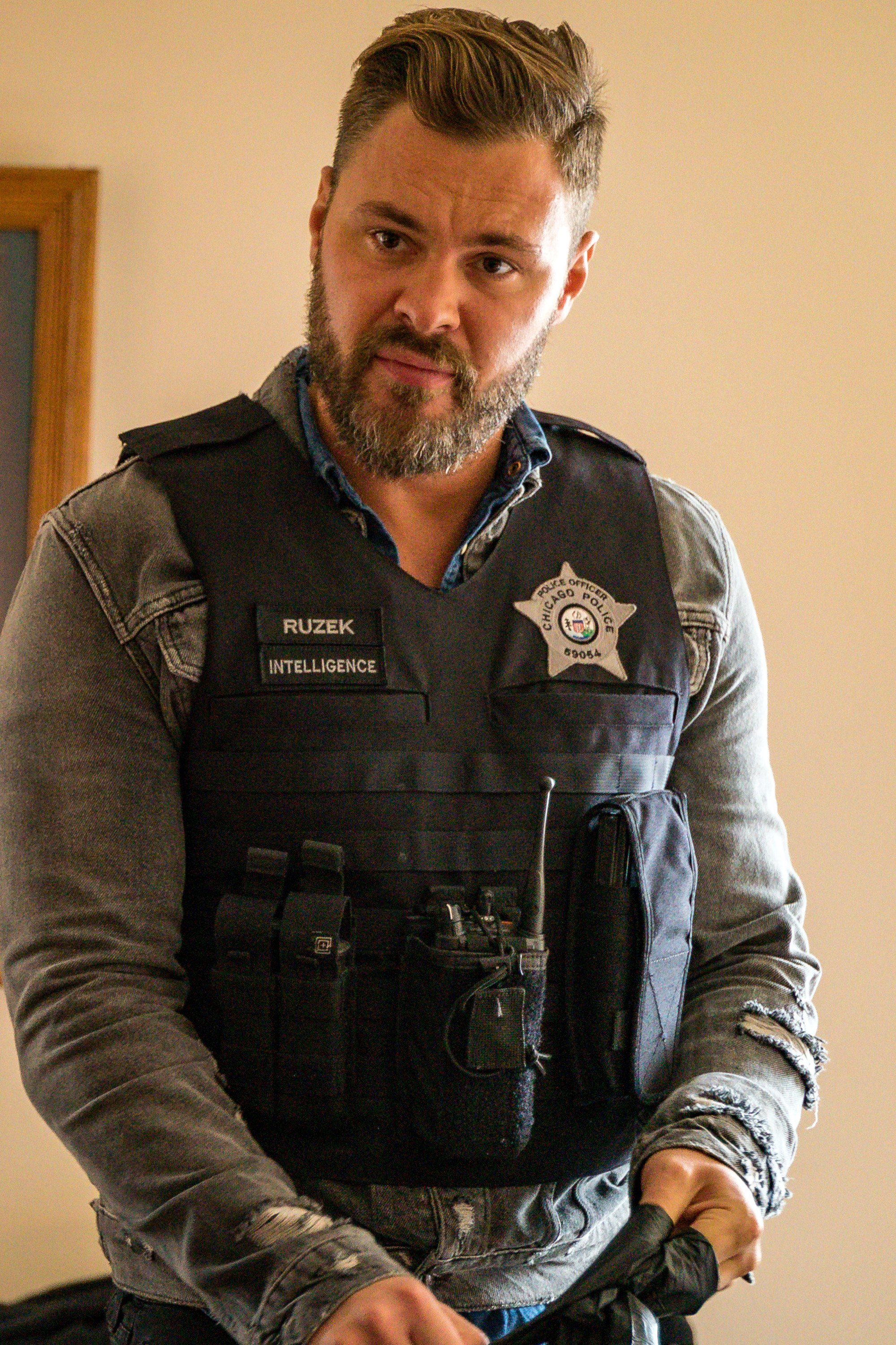 Patrick John Flueger as Officer Adam Ruzek on the "Chicago P.D." set on September 3, 2019 | Source: Getty Images