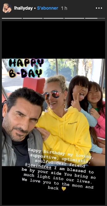 Jean Claude Sindres et Laeticia avec ses deux filles.| Photo: Instagram story / Laeticia Hallyday Jean Claude Sindres et Laeticia avec ses deux filles.| Photo: Instagram story / Laeticia Hallyday