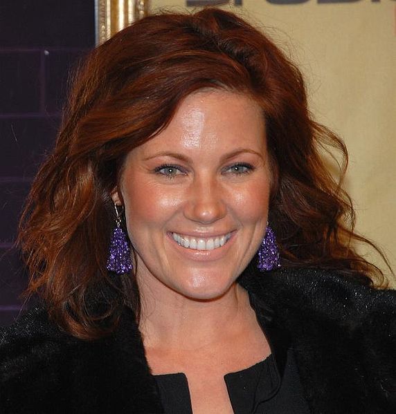 Elisa Donovan at LA Direct Magazine's "Remember to Give" Holiday Party. | Source: Wikimedia Commons