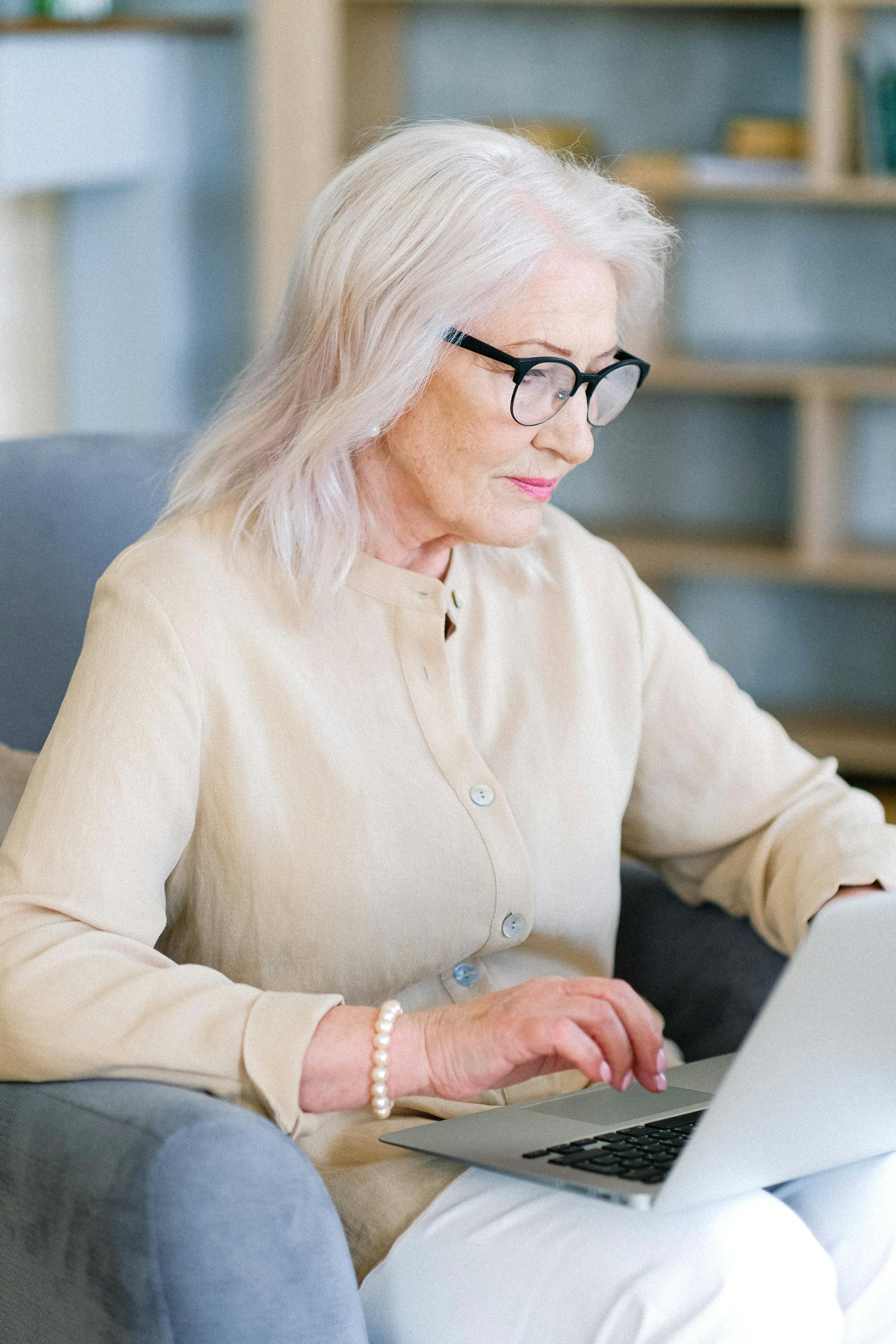 An elderly woman using a laptop | Source: Pexels