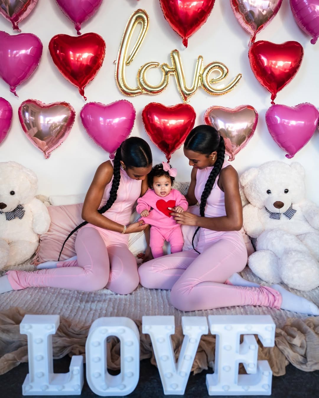D'Lila and Jessie pictured with Love, dated February 2023 | Source: Instagram/the_combs_twins