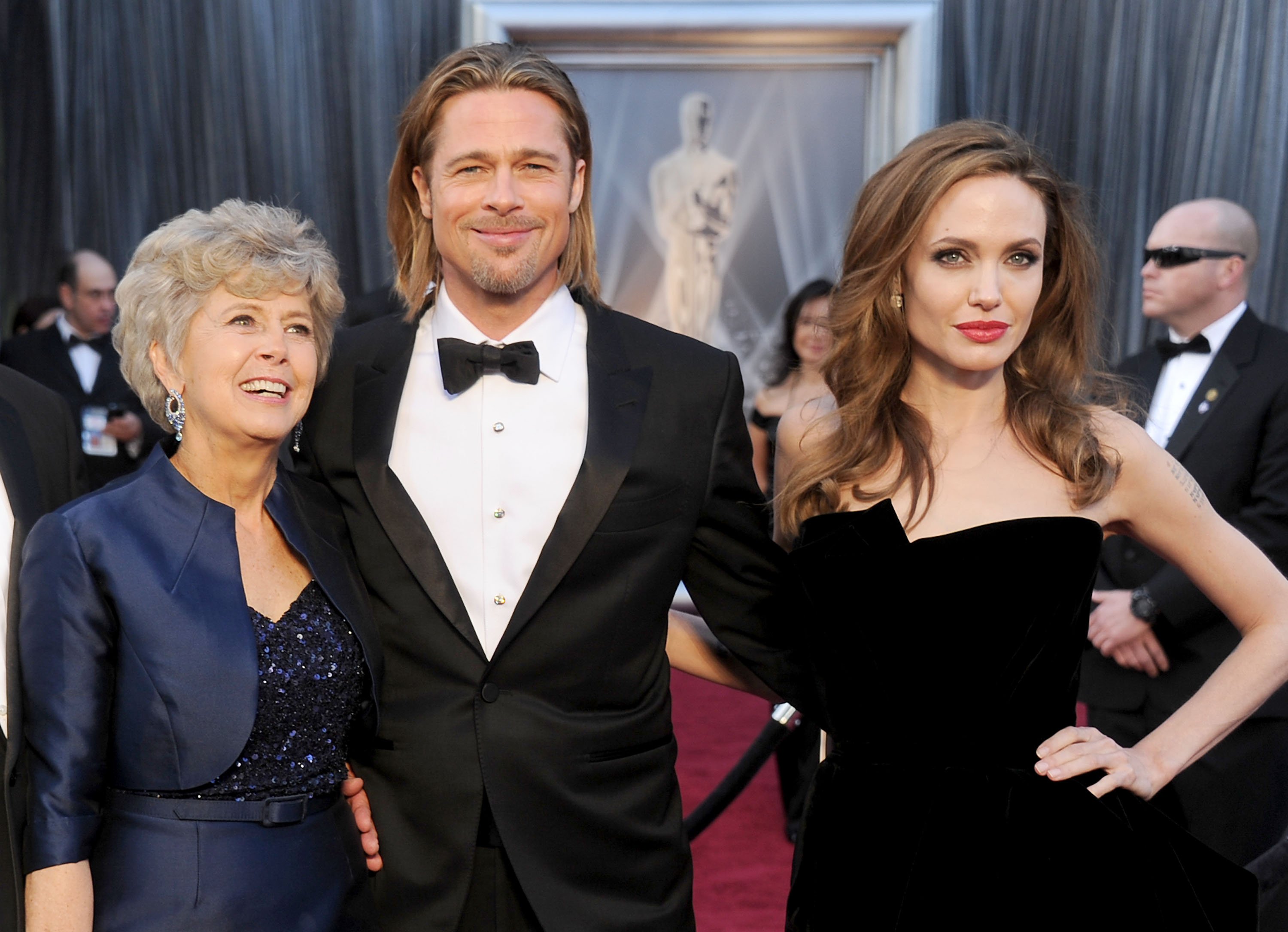 Jane Pitt, Brad Pitt y Angelina Jolie llegan a la 84° edición de los Premios de la Academia en el Hollywood & Highland Center el 26 de febrero de 2012, en Hollywood, California. | Foto: Getty Images