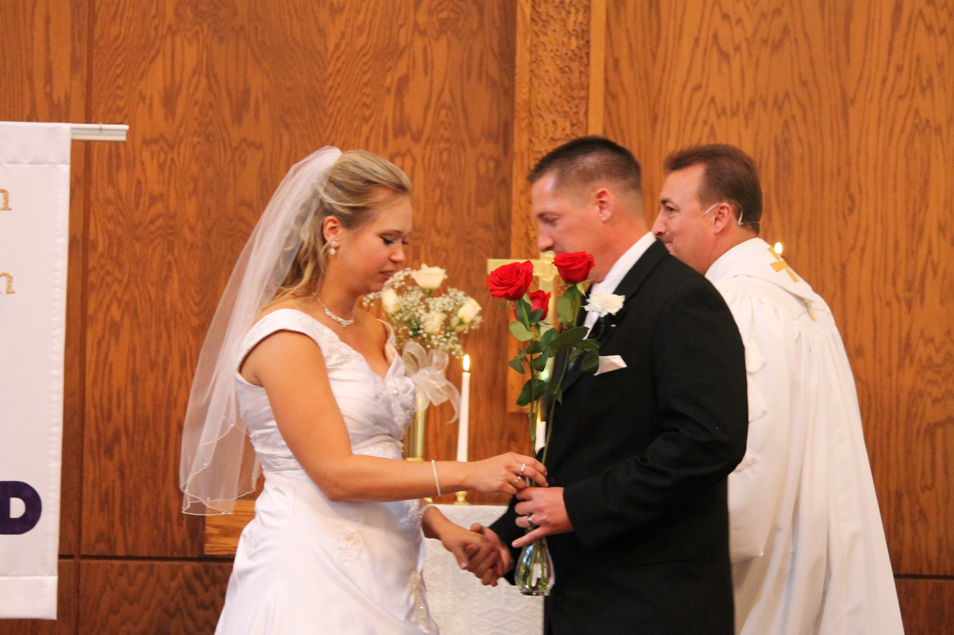 A couple at the altar | Source: Flickr