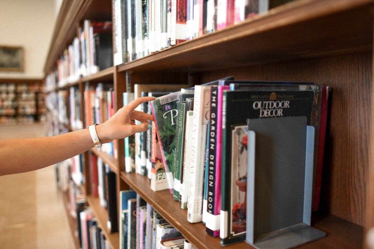 Photo of someone holding a book | Photo: Pexels