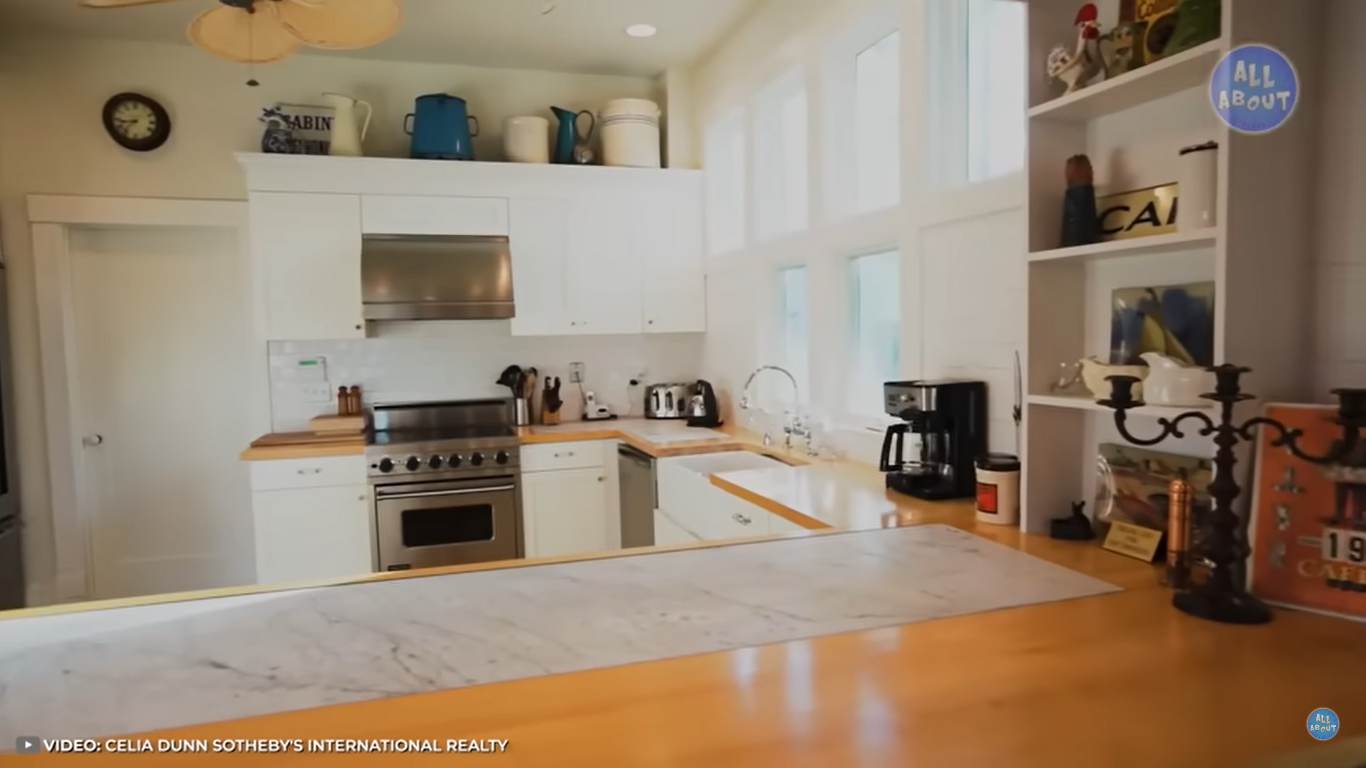 Sandra Bullocks Küche in ihrem Haus in Georgia | Quelle: YouTube/ALLABOUT