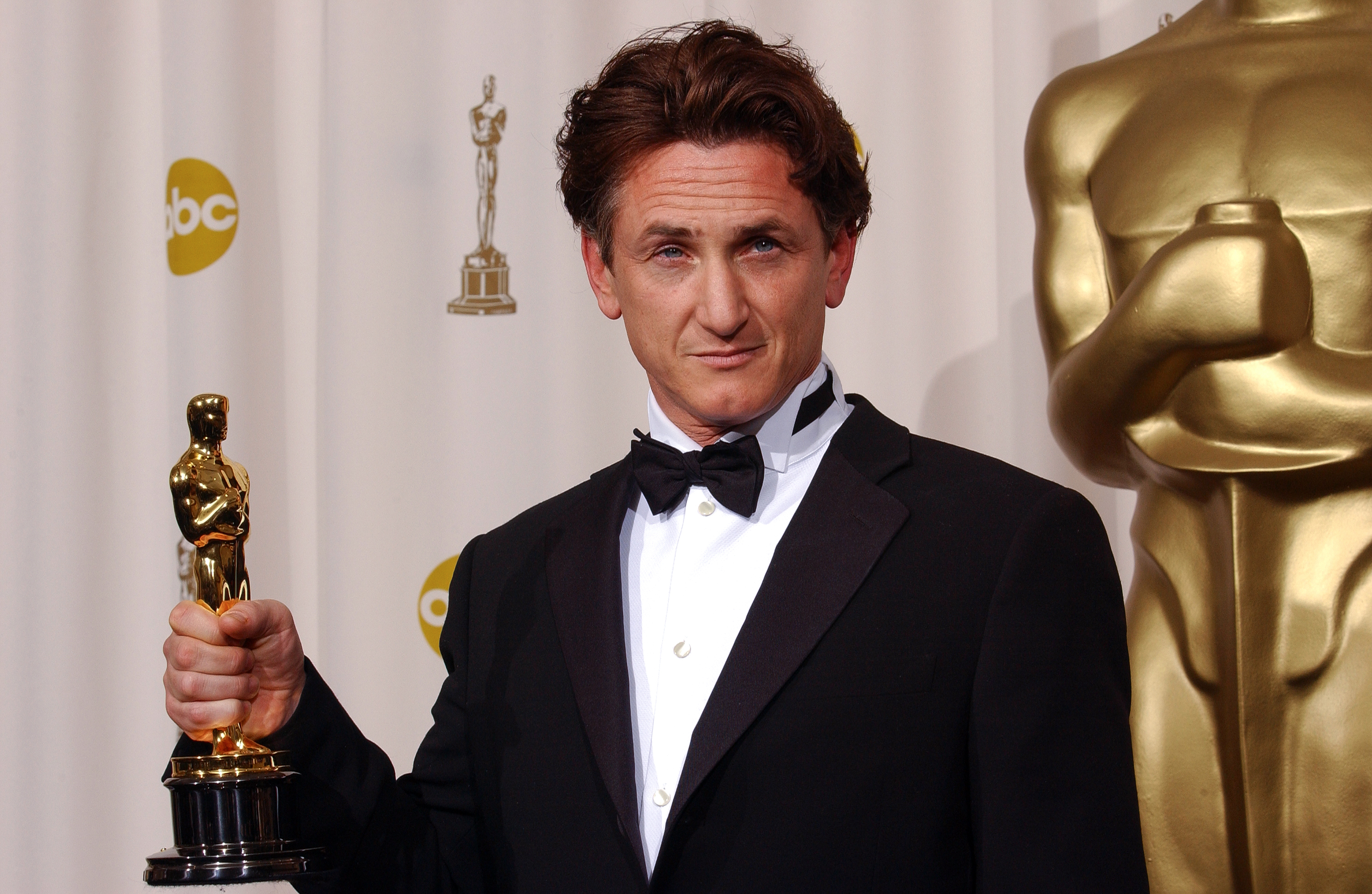 Sean Penn backstage at the 76th Annual Academy Awards, February 29, 2004 | Source: Getty Images