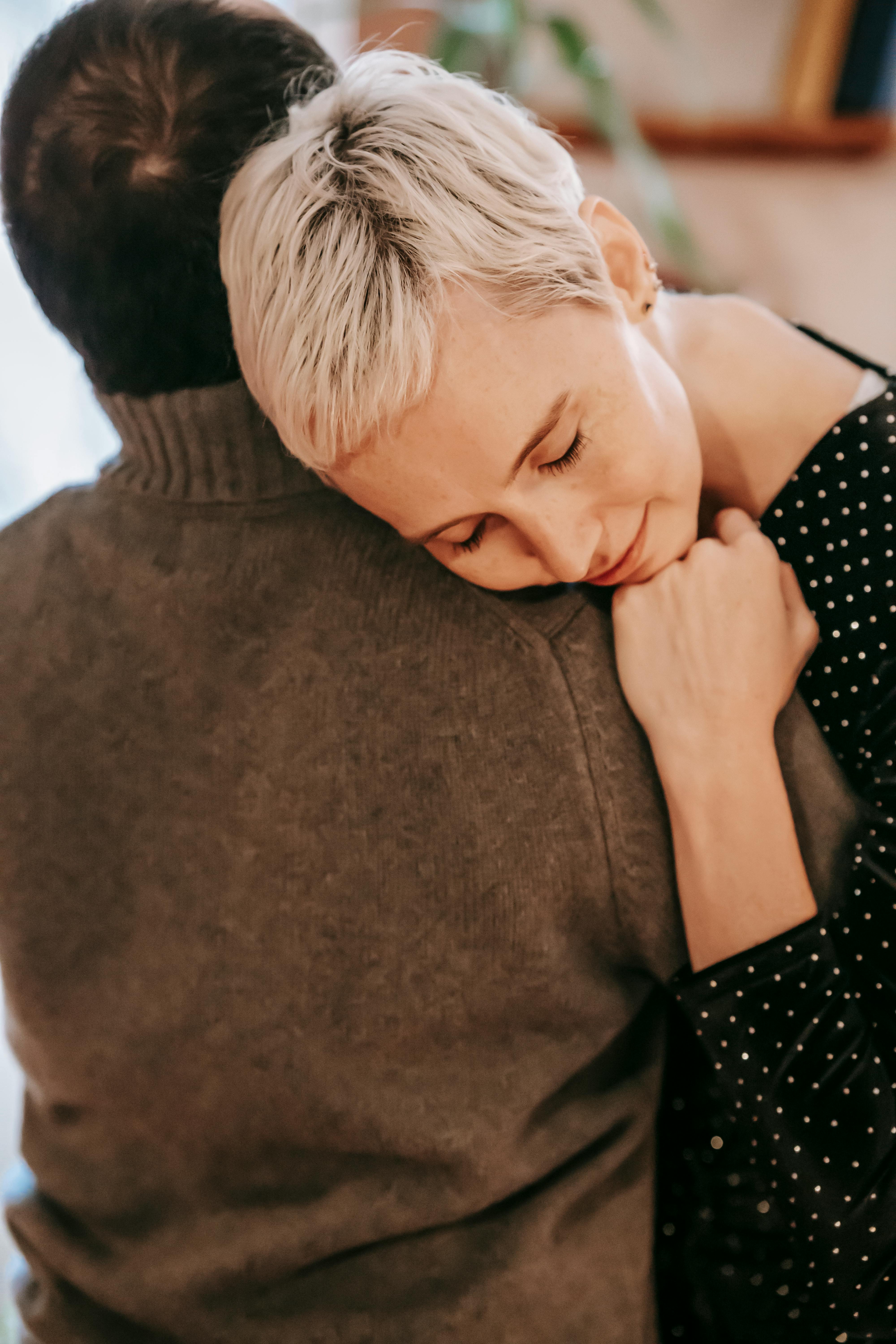 A man and woman hugging | Source: Pexels