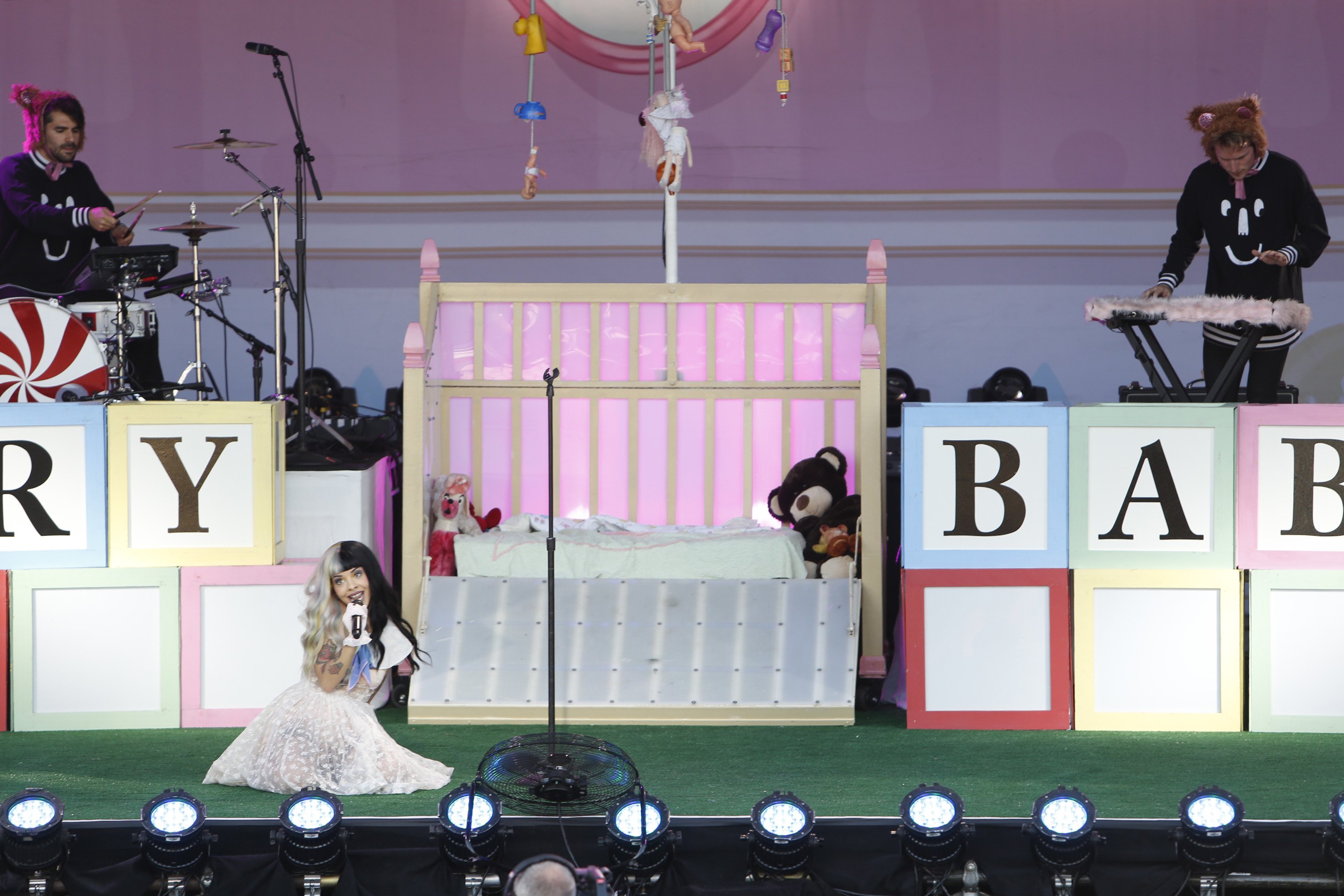 Melanie Martinez and her band performing on "Jimmy Kimmel Live" on Wednesday, June 29, 2016. | Source: Getty Images
