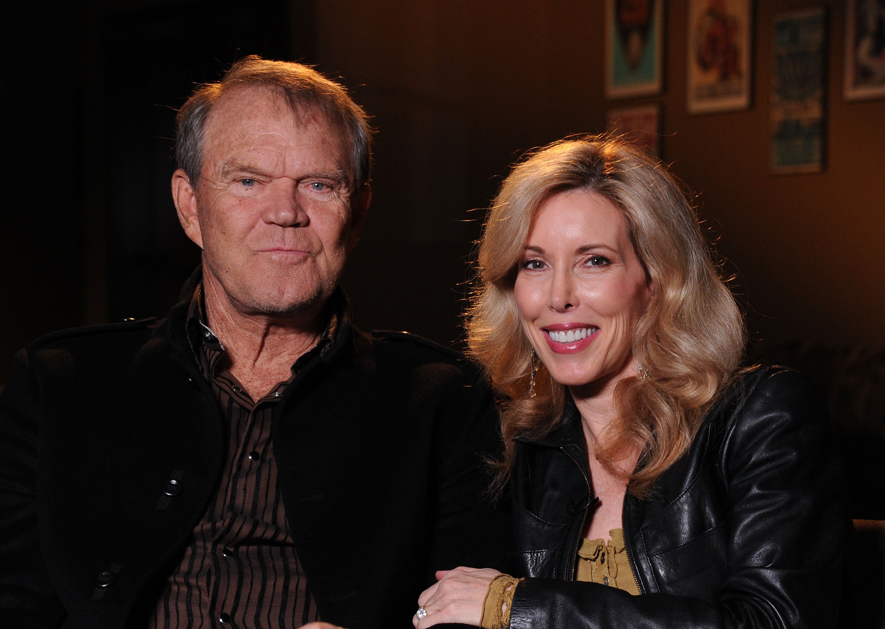 Glen Campbell and Kim Woollen in an interview with CMT on September 19, 2011. | Photo: Getty Images