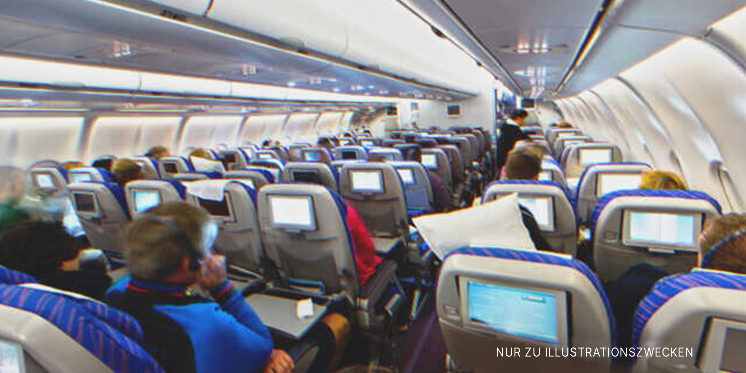Passagiere sitzen im Flugzeug | Quelle: Shutterstock