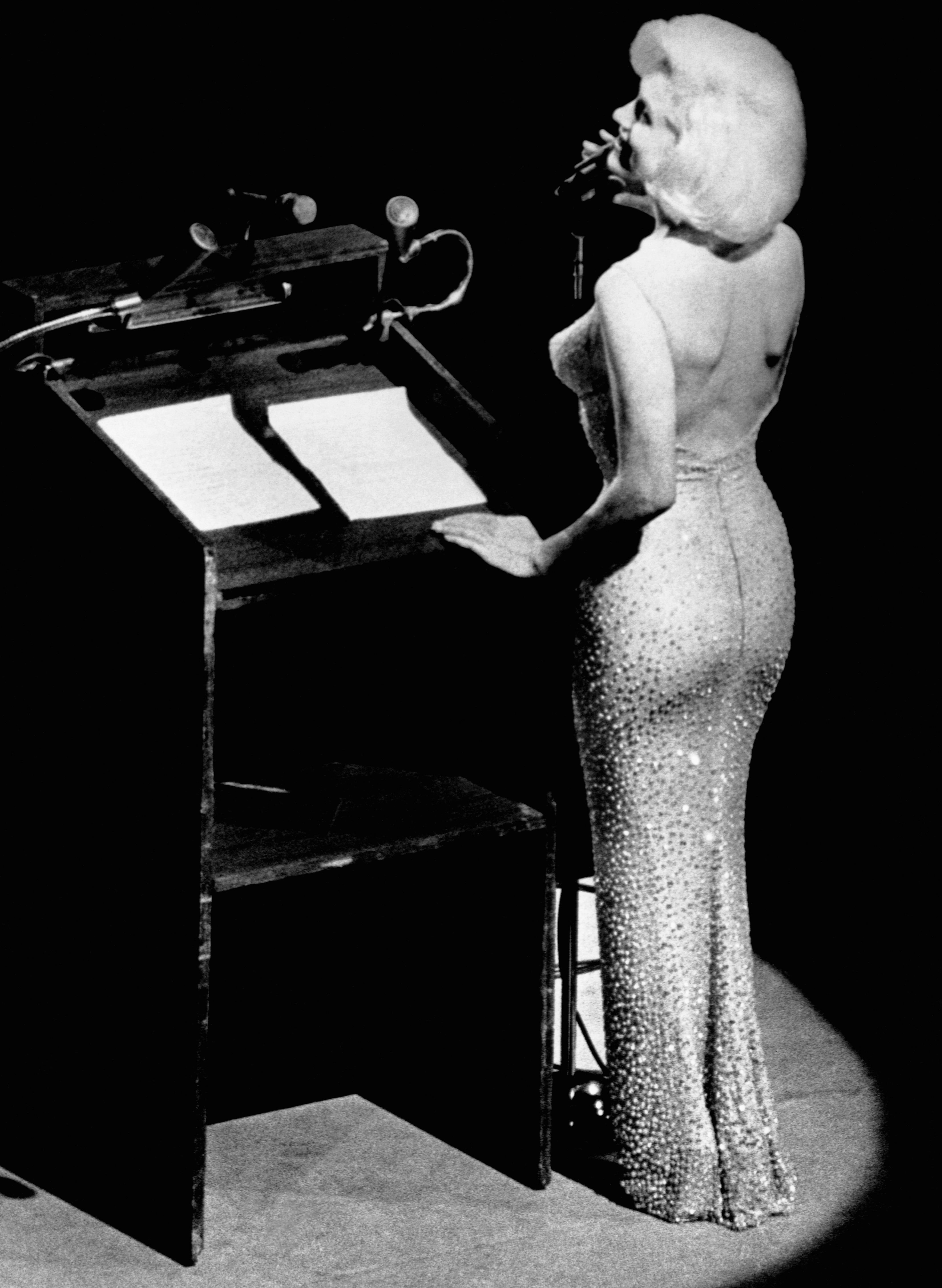 Marilyn Monroe le canta "Feliz cumpleaños" al presidente John F. Kennedy en el Madison Square Garden, el 19 de mayo de 1962. | Foto: Getty Images