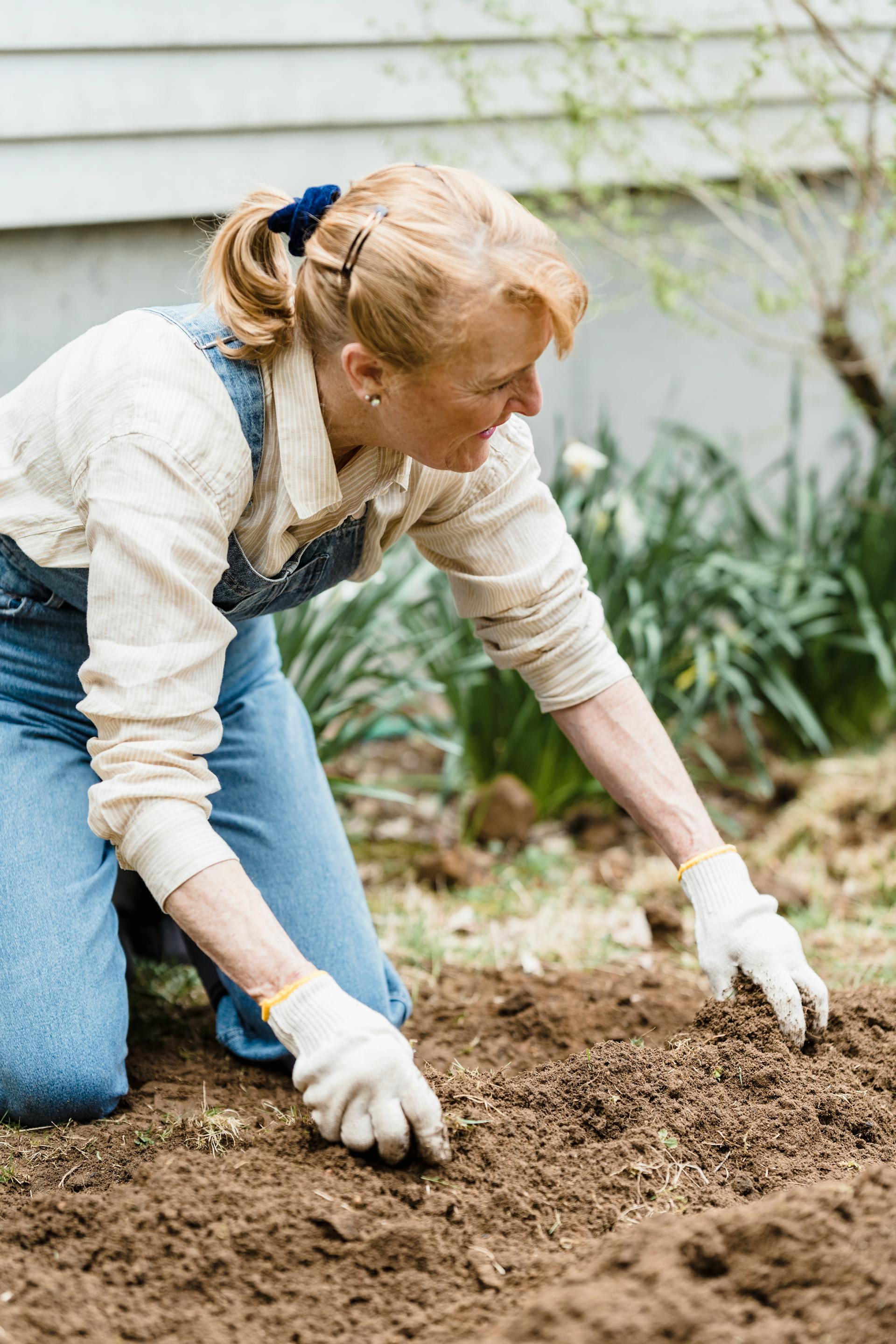 A mature woman in the garden | Source: Pexels