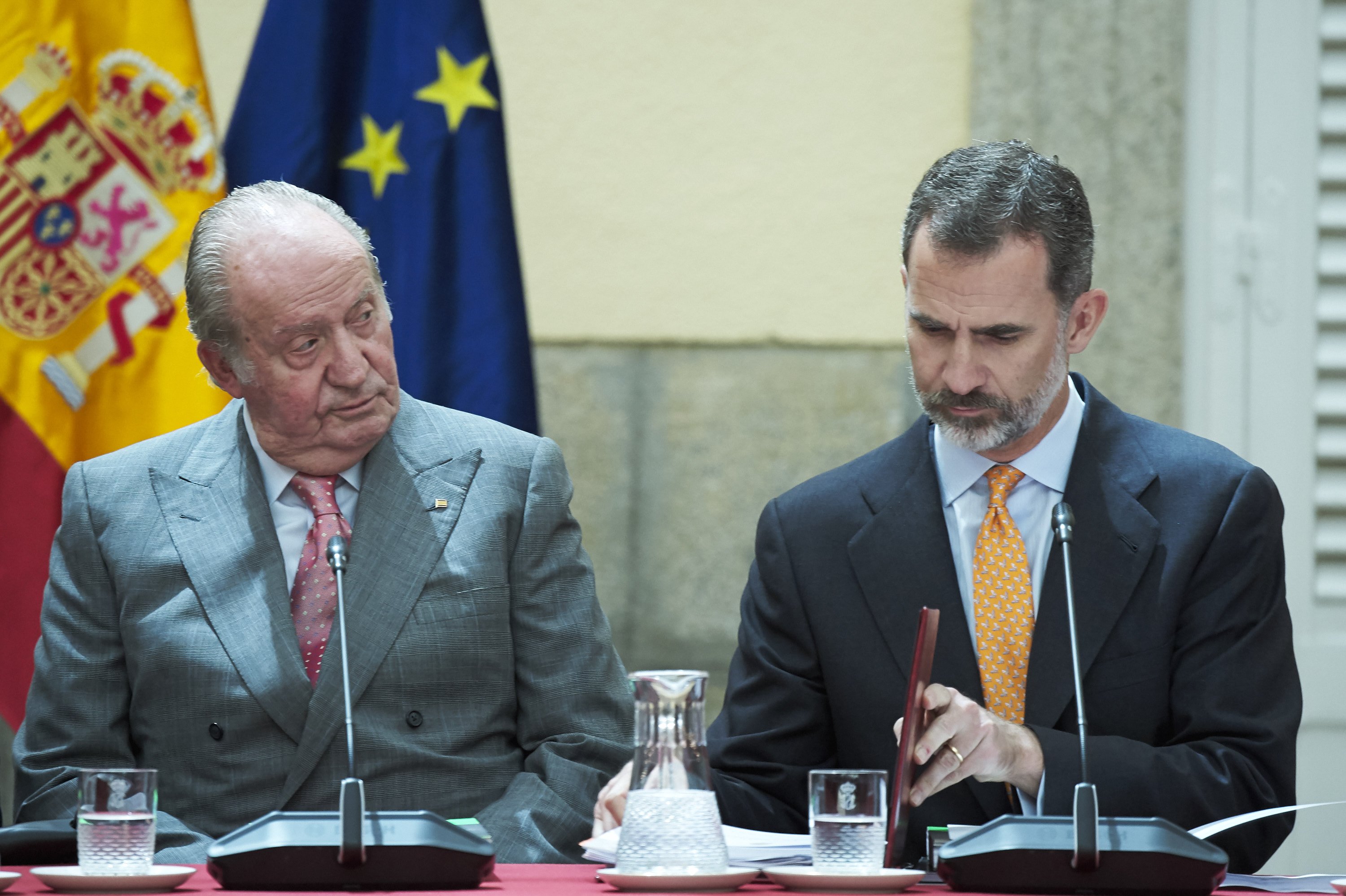 Le roi Felipe VI d'Espagne et son fils le roi Juan Carlos lors de la réunion du COTEC au palais El Pardo le 31 mai 2017 à Madrid, en Espagne. / Source : Getty Images