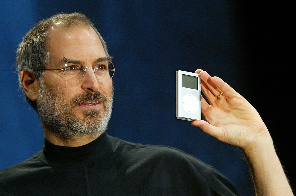 Steve Jobs shows off the mini iPod in San Francisco on January 6, 2004 | Photo: Getty Images