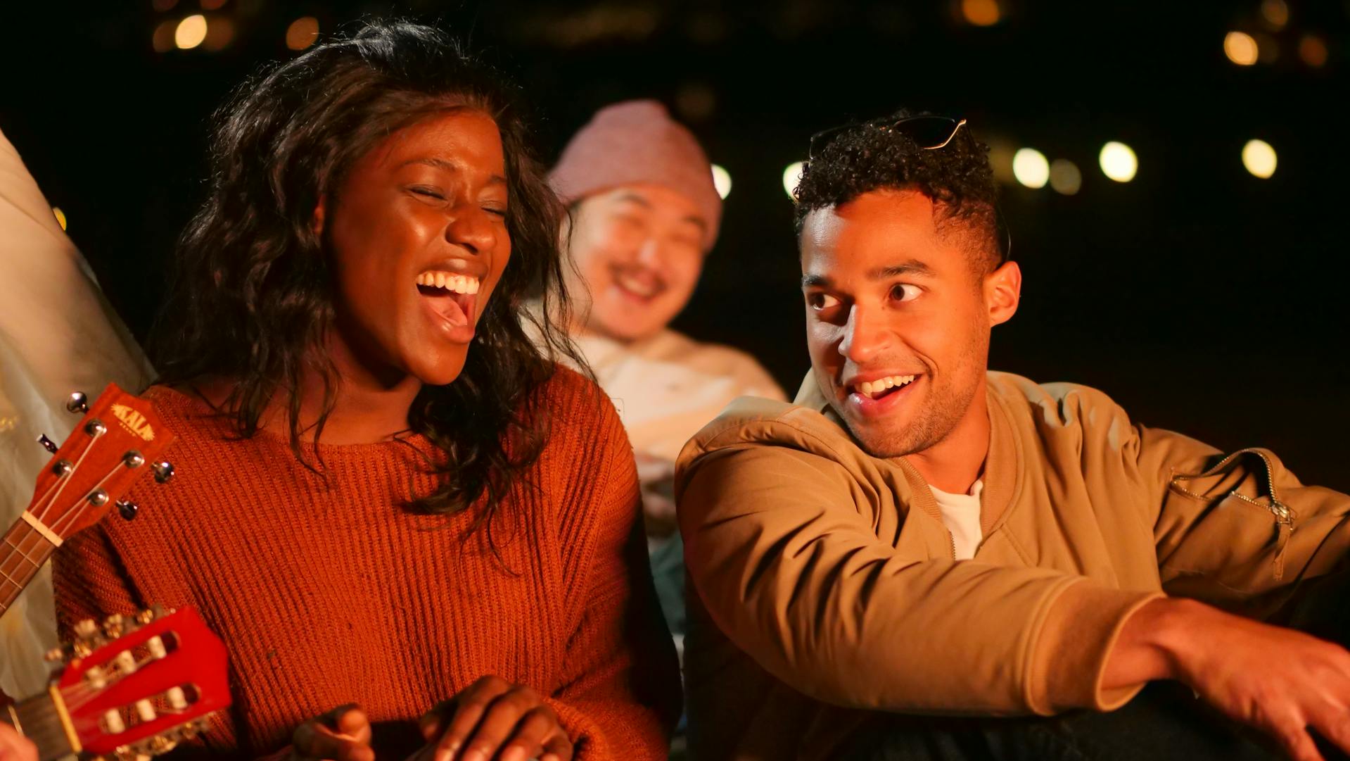 A group of friends singing songs | Source: Pexels