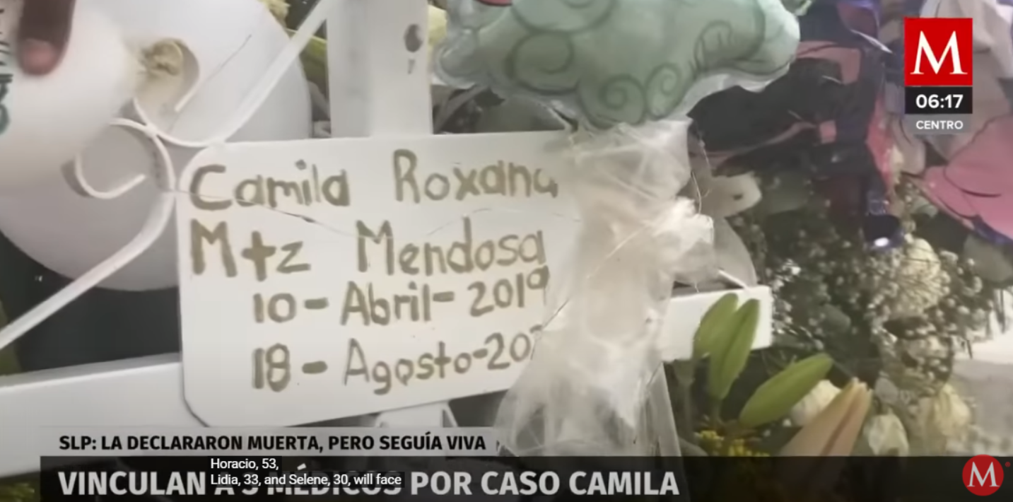 Commemorative flowers and signs paying tribute to Camila Peralta in a news insert on October 12, 2022 | Source: YouTube/MILENIO