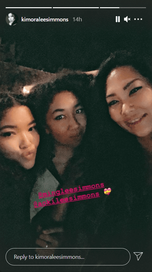 Kimora Lee Simmons posing for a selfie with her daughters Ming and Aoki | Photo: Instagram/kimoraleesimmons