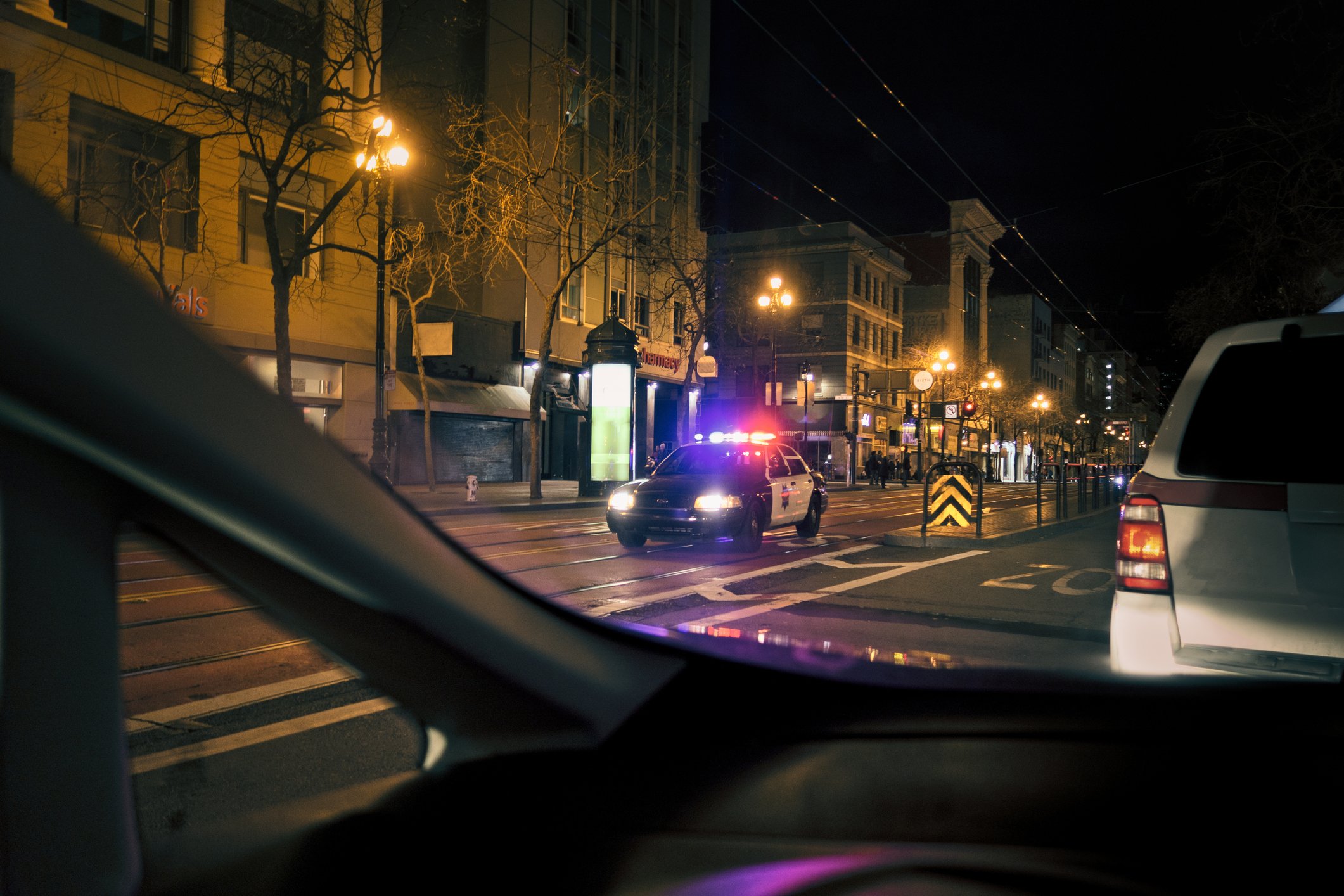 Polizeiauto mit Notlichtern in der Innenstadt. I Quelle: Getty Images