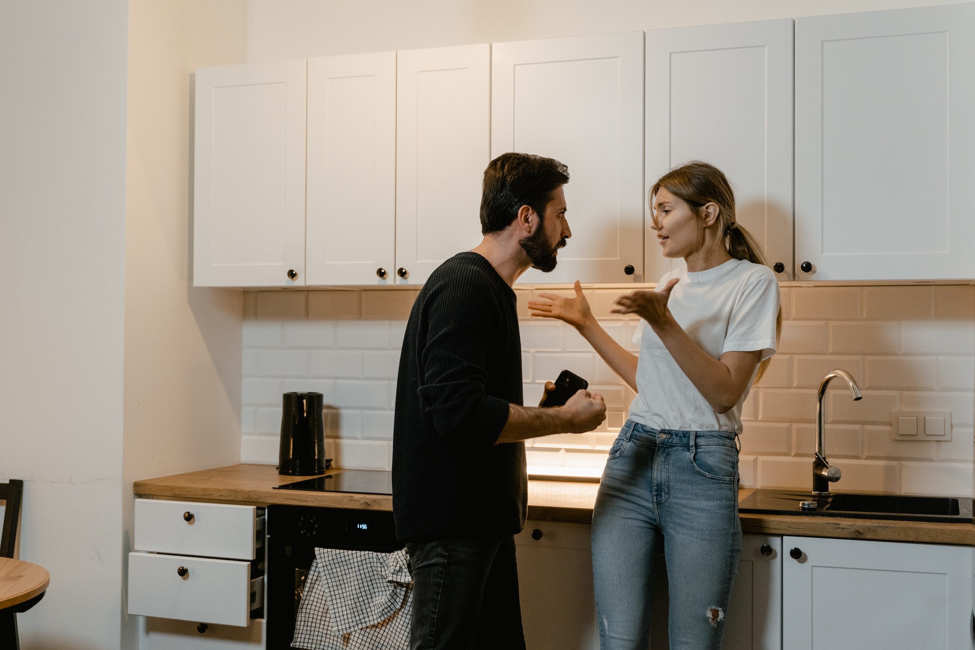 A couple discussing something in the kitchen | Source: Pexels