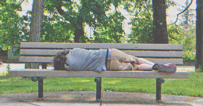 Un hombre joven duerme en el banco de un parque. | Foto: Shutterstock