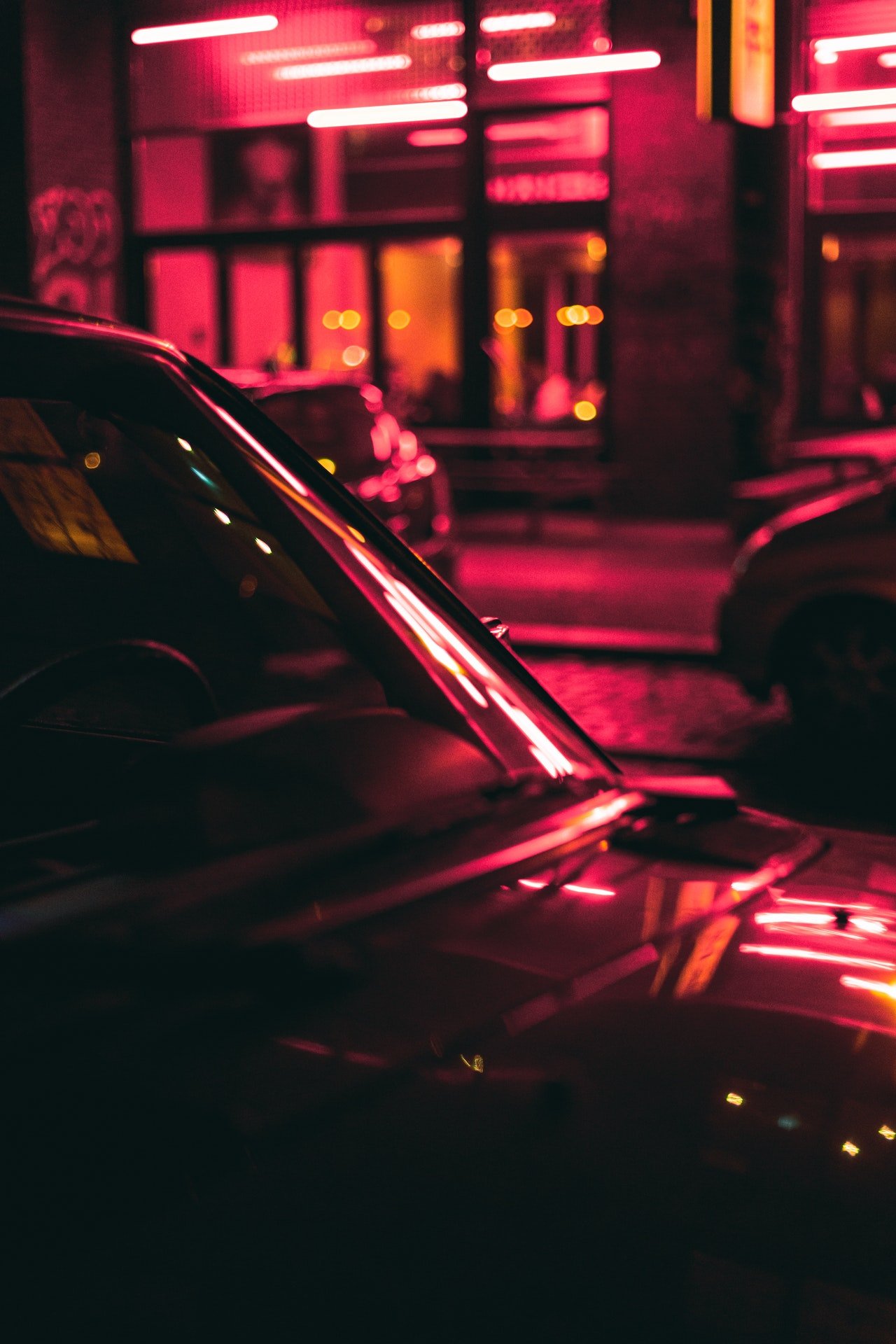 Autos en la calle en horas de la noche. | Foto: Pexels