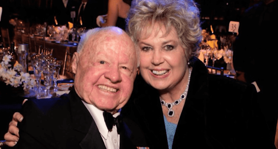 Mickey Rooney und seine Frau Jan Chamberlin in seinen letzten Jahren. | Quelle: YouTube/Facts Verse