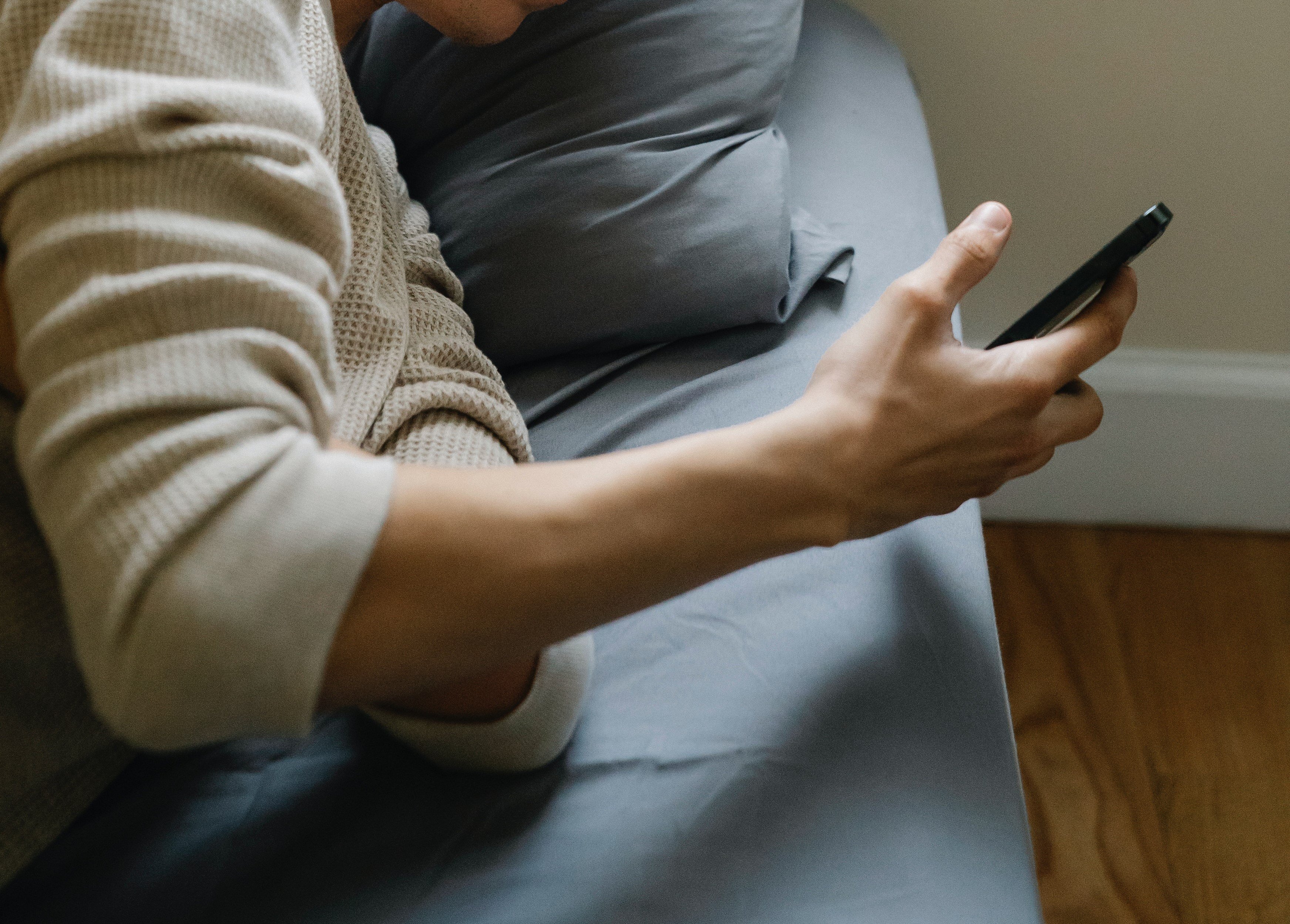 At around 7:45 p.m. Todd got a text message from Lisa. | Source: Pexels