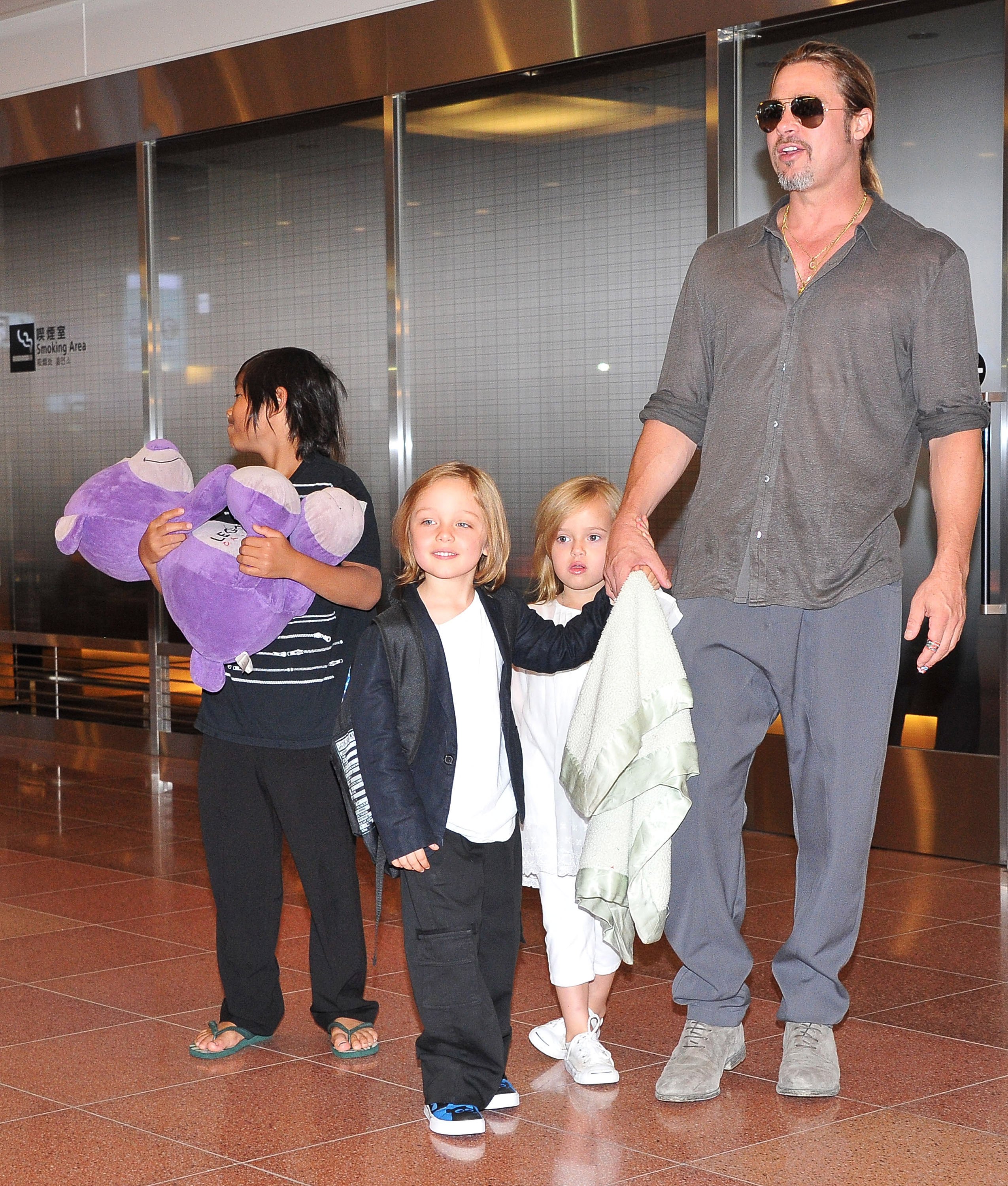 Brad Pitt with his children in Tokyo 2013. | Source: Getty Images  