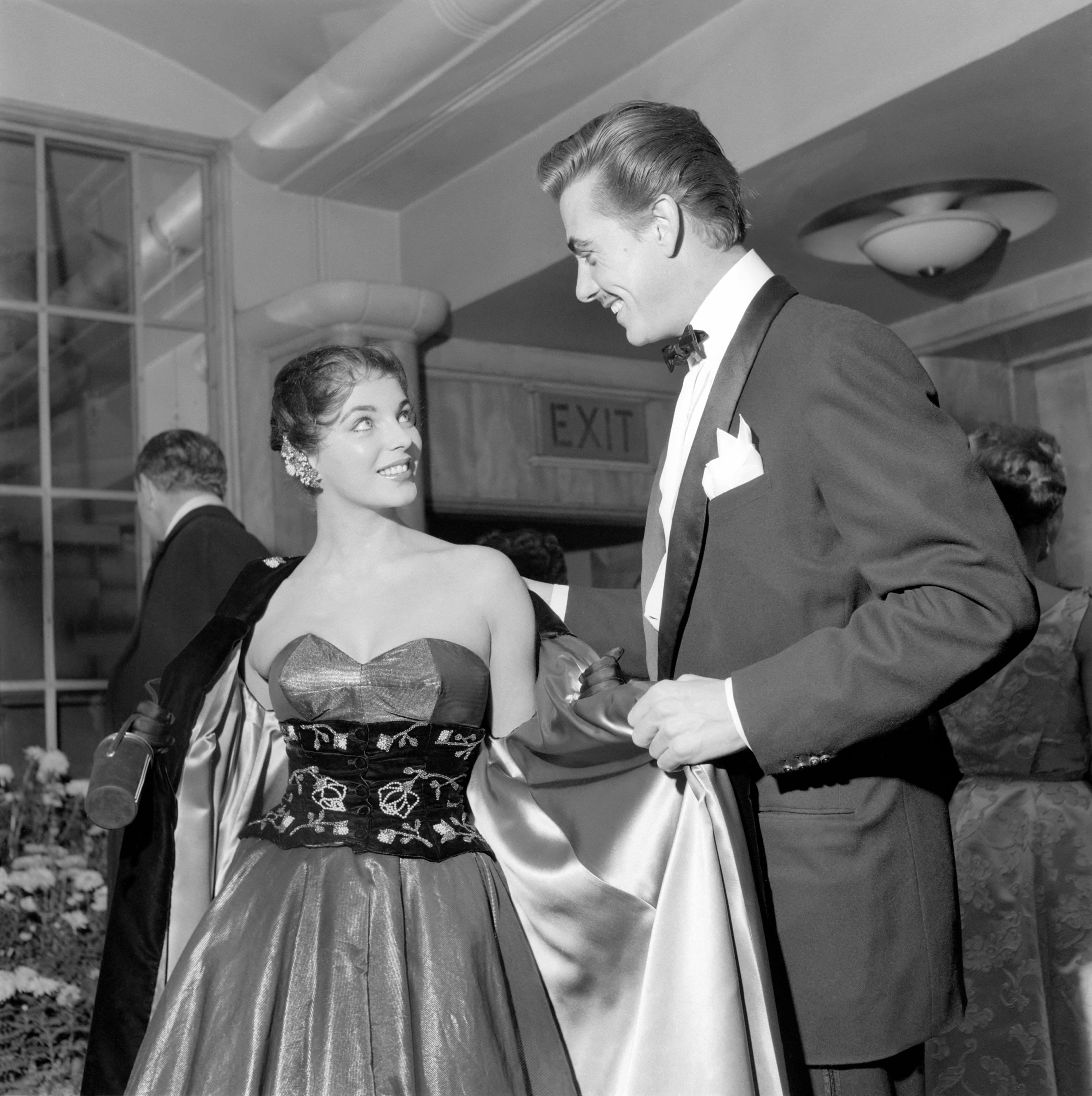 Joan Collins with her then-husband Maxwell Reed in November 1953 | Source: Getty Images