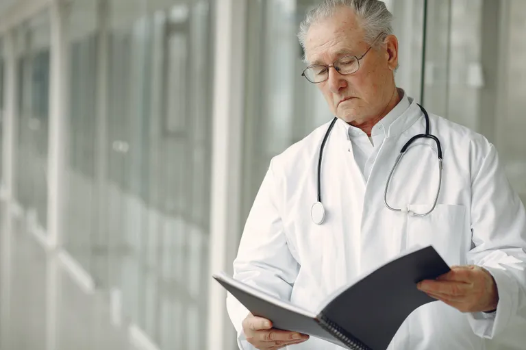 Le Dr Singer est arrivé, et Isabelle avait quelque chose à lui dire. | Source : Pexels