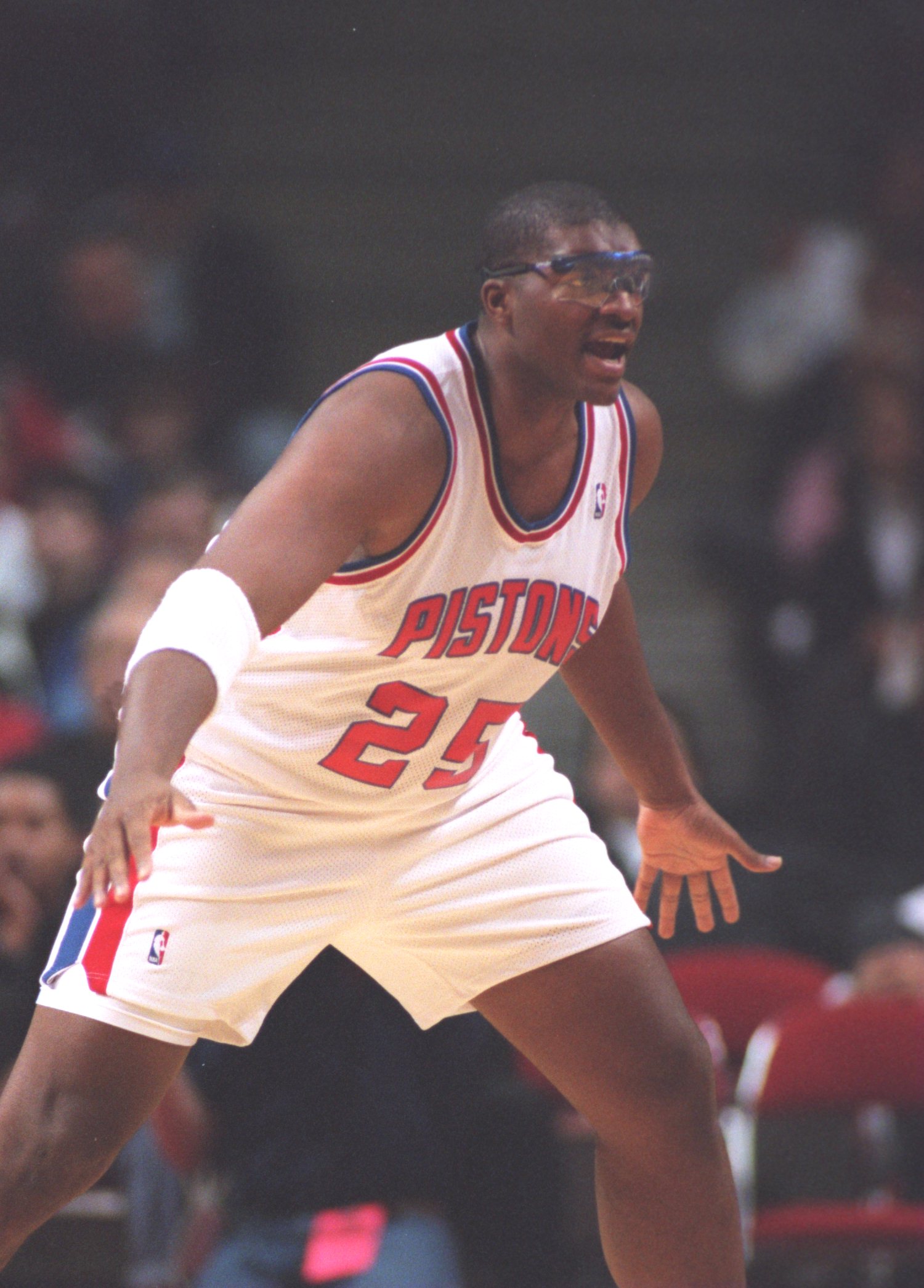 Detroit Pistons center Oliver Miller played defense during the team's 107-91 win over the Sacramento Kings, on October 27, 1994 | Source: Getty Images