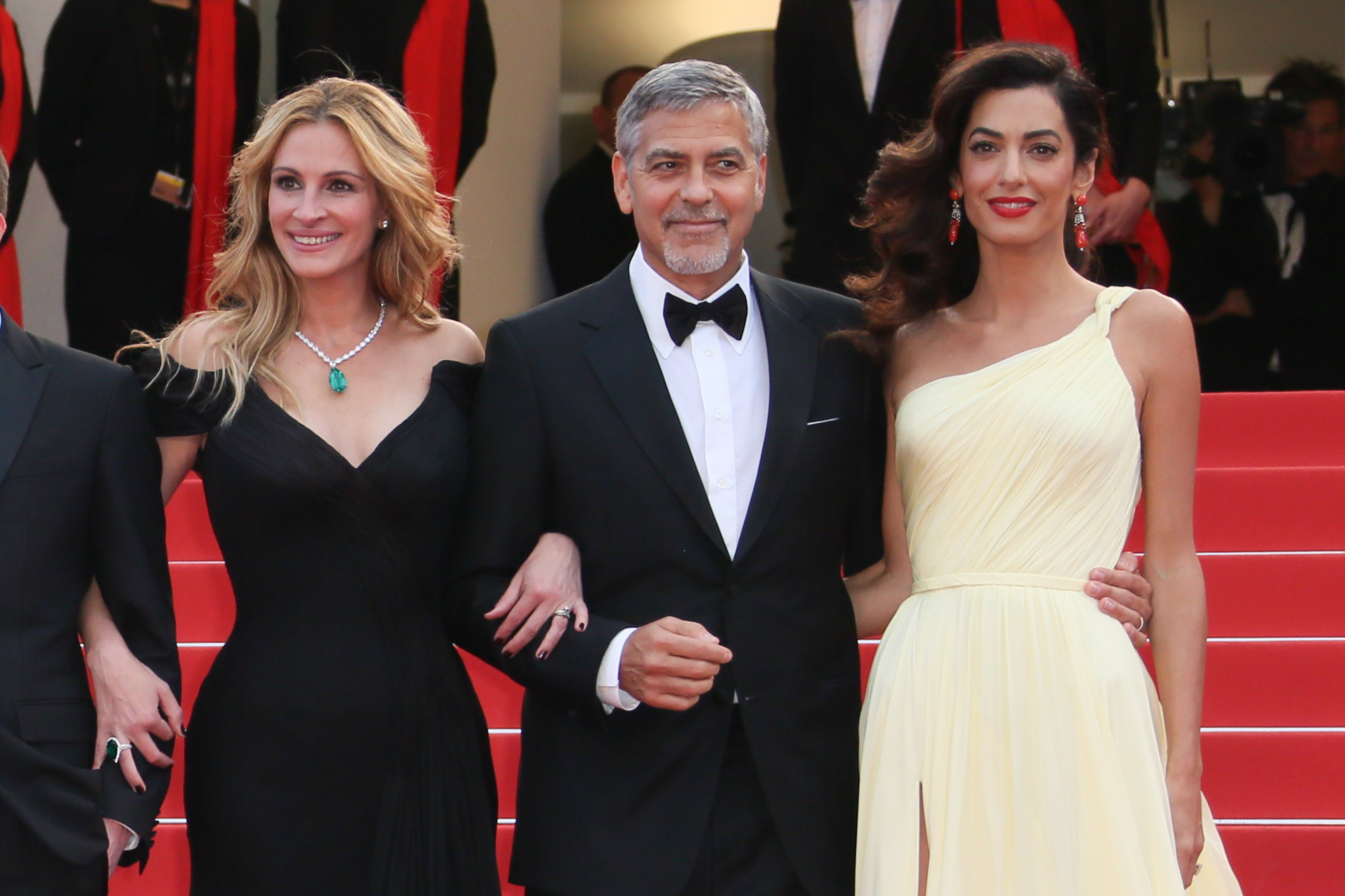 Julia Roberts, George Clooney y Amal Clooney asisten al estreno de "Money Monster" durante la 69ª edición del Festival de Cine de Cannes el 12 de mayo de 2016 en Cannes, Francia. | Foto: Getty Images