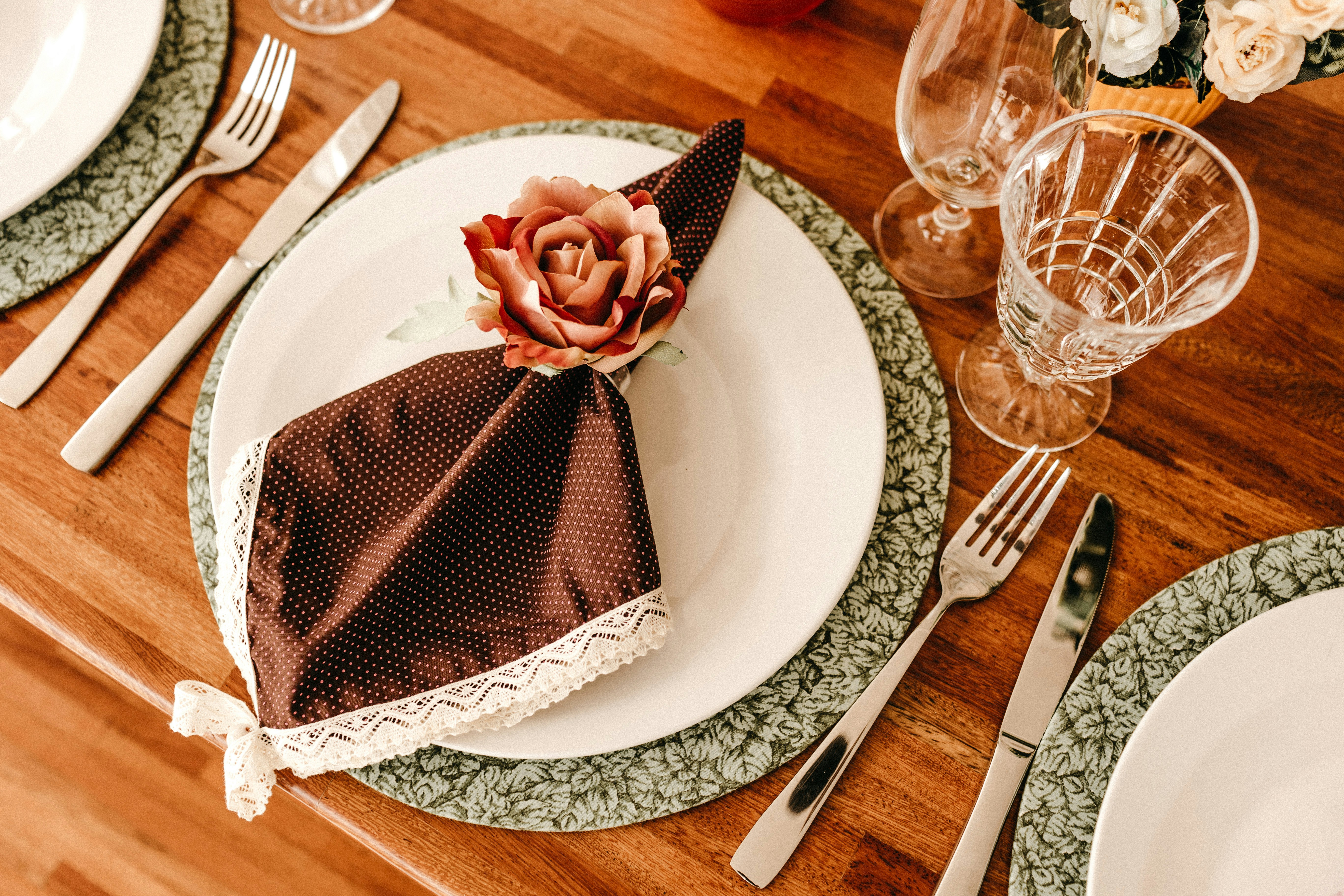 A napkin on a plate and other cutlery | Source: Unsplash