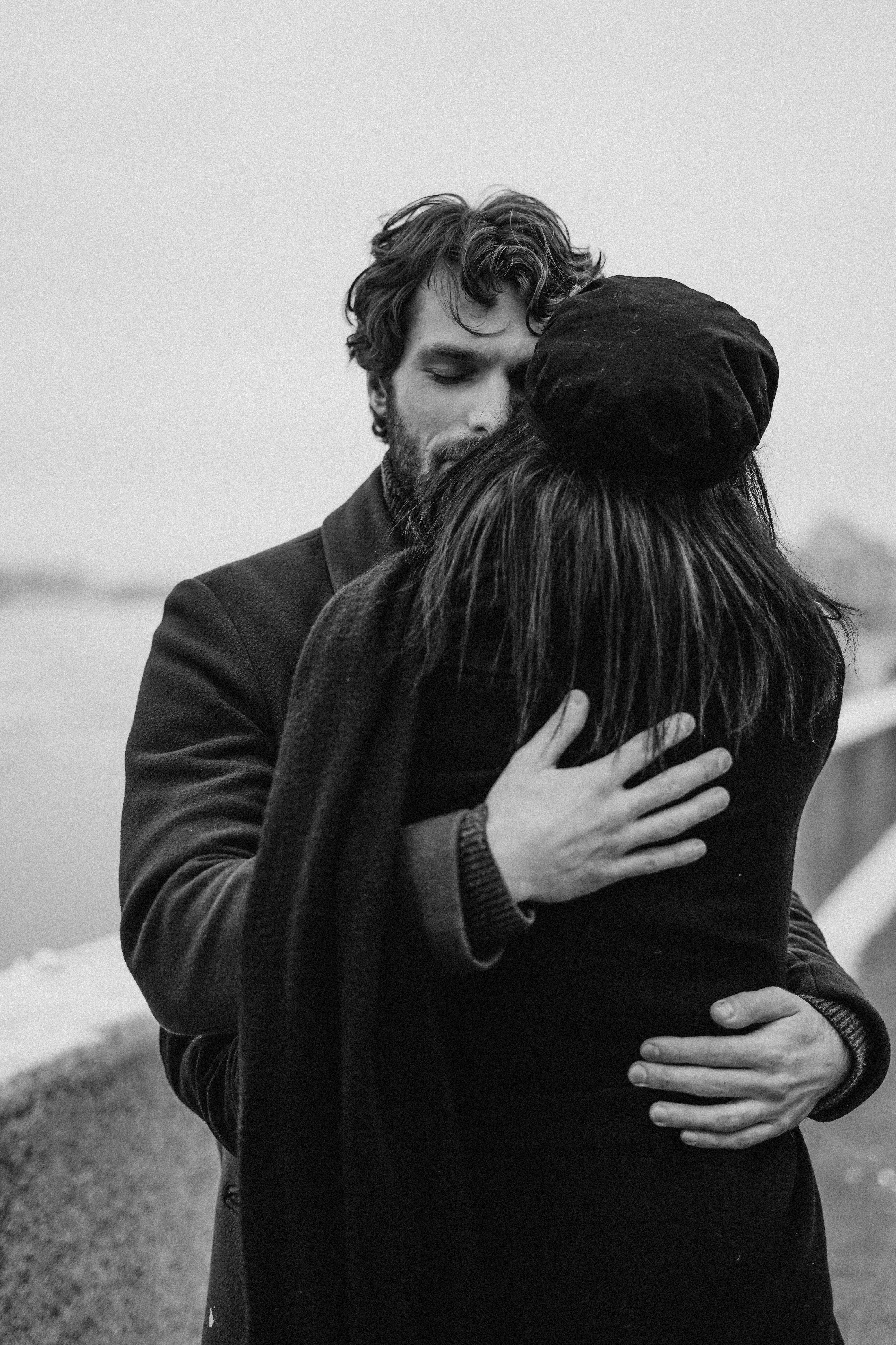 A man and woman hugging | Source: Pexels