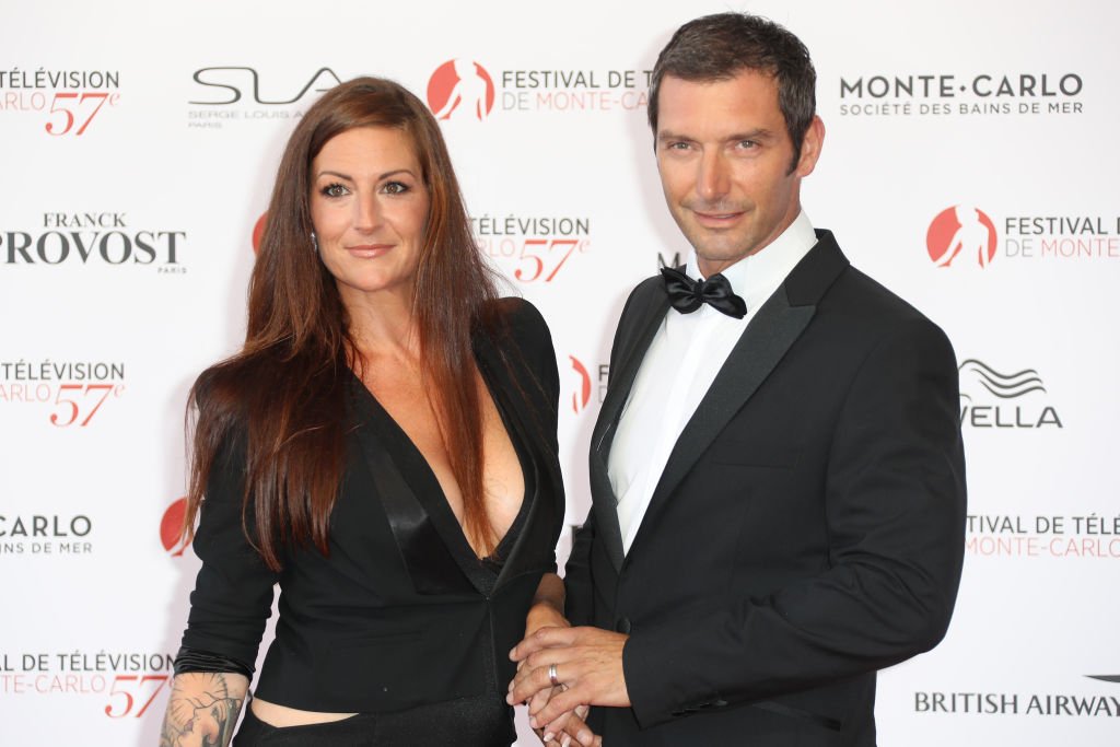 Franck Semonin et son épouse Hélène posent lors de la cérémonie d'ouverture du 57e Festival de Télévision de Monte-Carlo le 16 juin 2017 à Monaco. | Photo : Getty Images