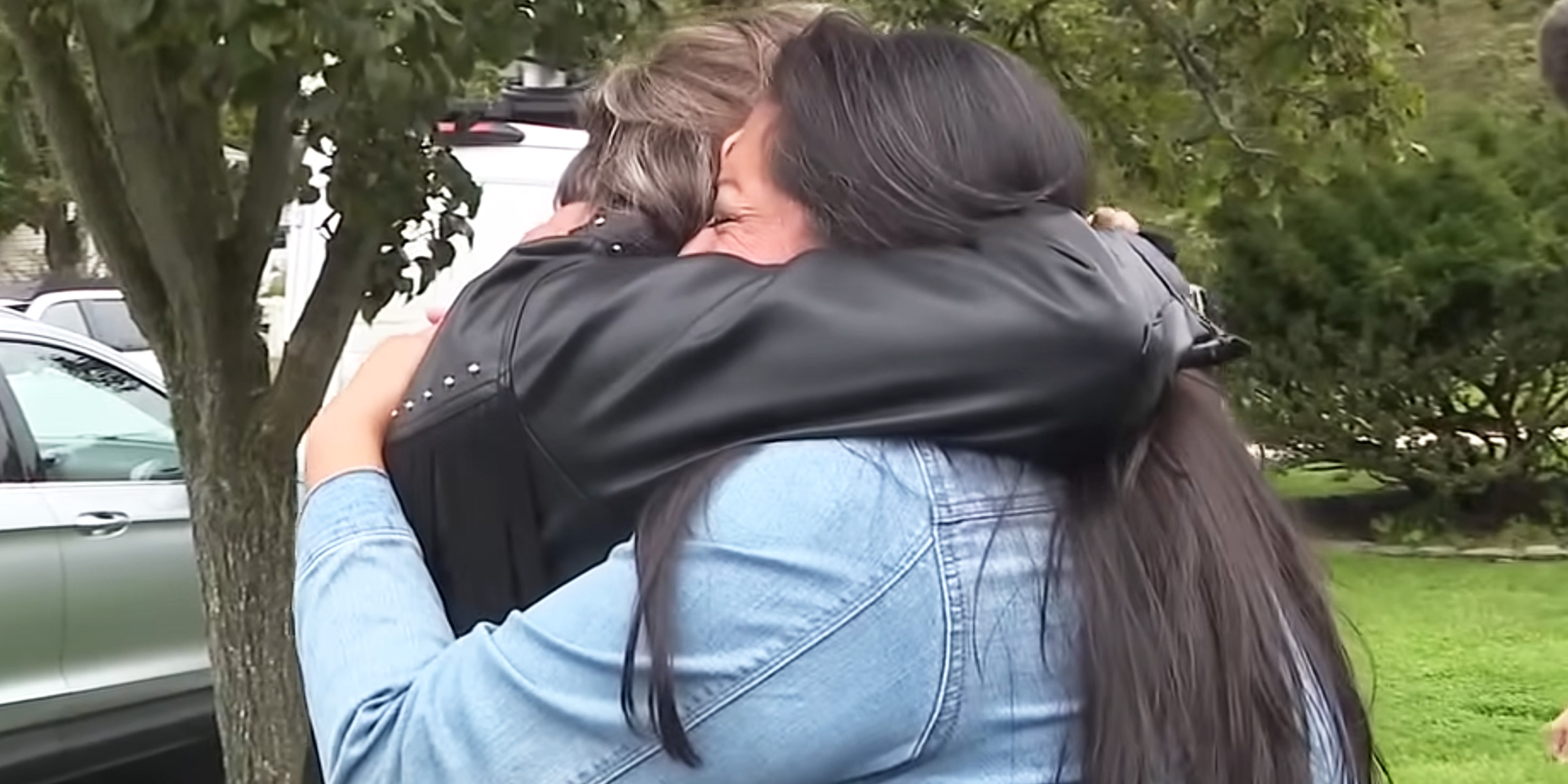 The woman and her mother embracing | Source: YouTube/FOX 5 New York