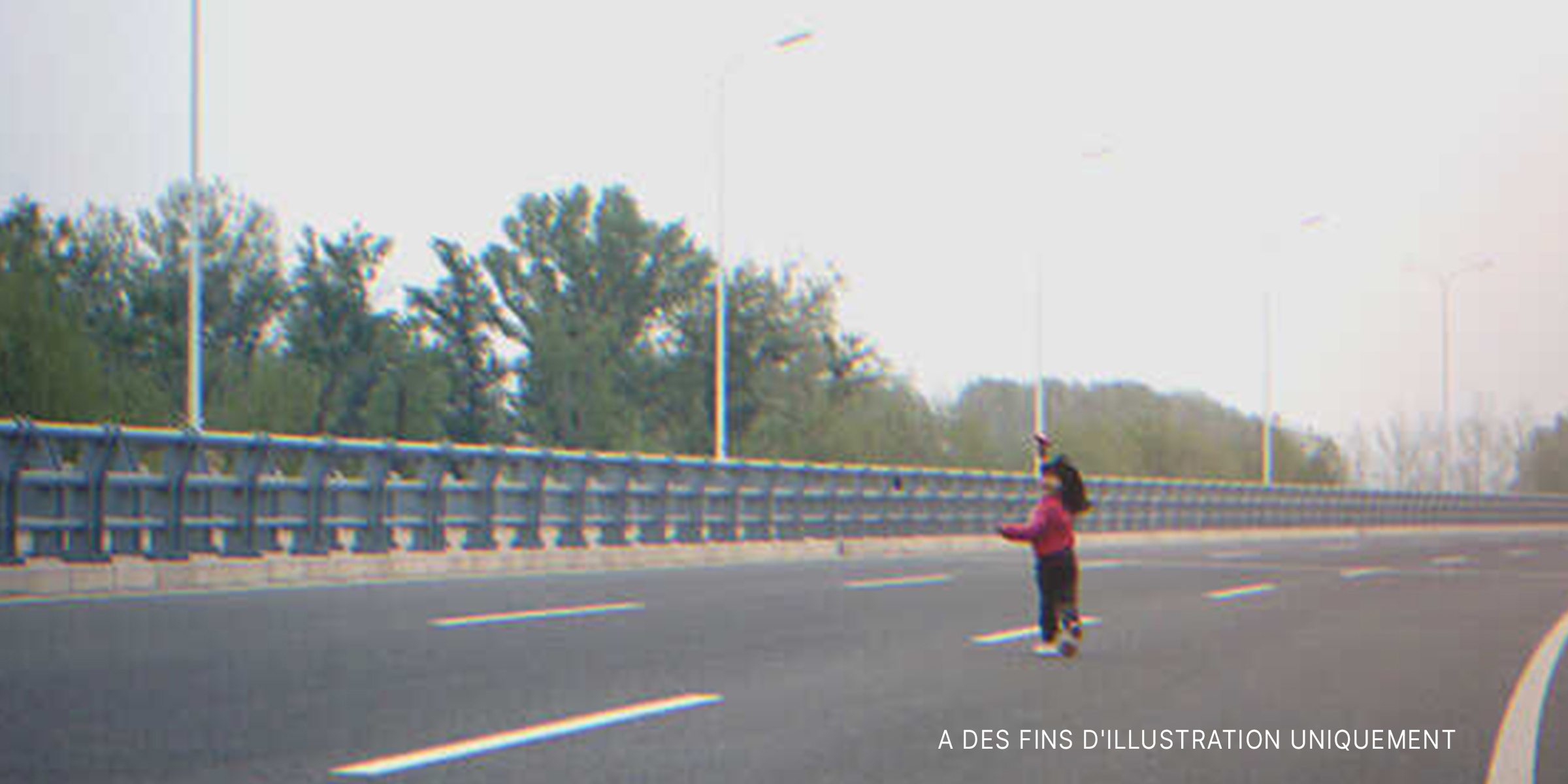 Une petite fille qui traverse la route | Source : Shutterstock