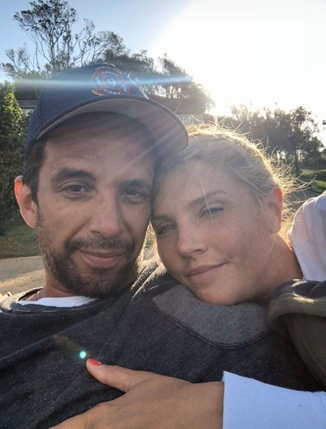 Amanda Kloots leans on her husband, Nick Cordero | Photo: Instagram/@amandakloots