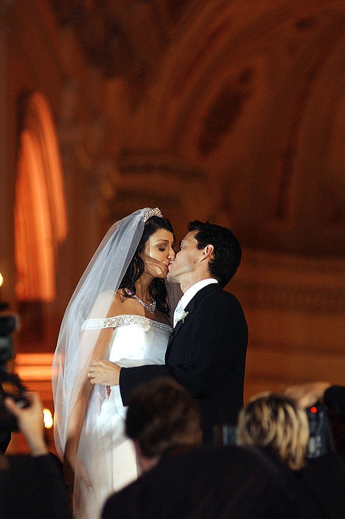 Marc Anthony y Dayanara Torres se besan tras salir de la antigua catedral de San Juan tras su boda católica el 7 de diciembre de 2002 en San Juan, Puerto Rico. | Foto: Getty Images