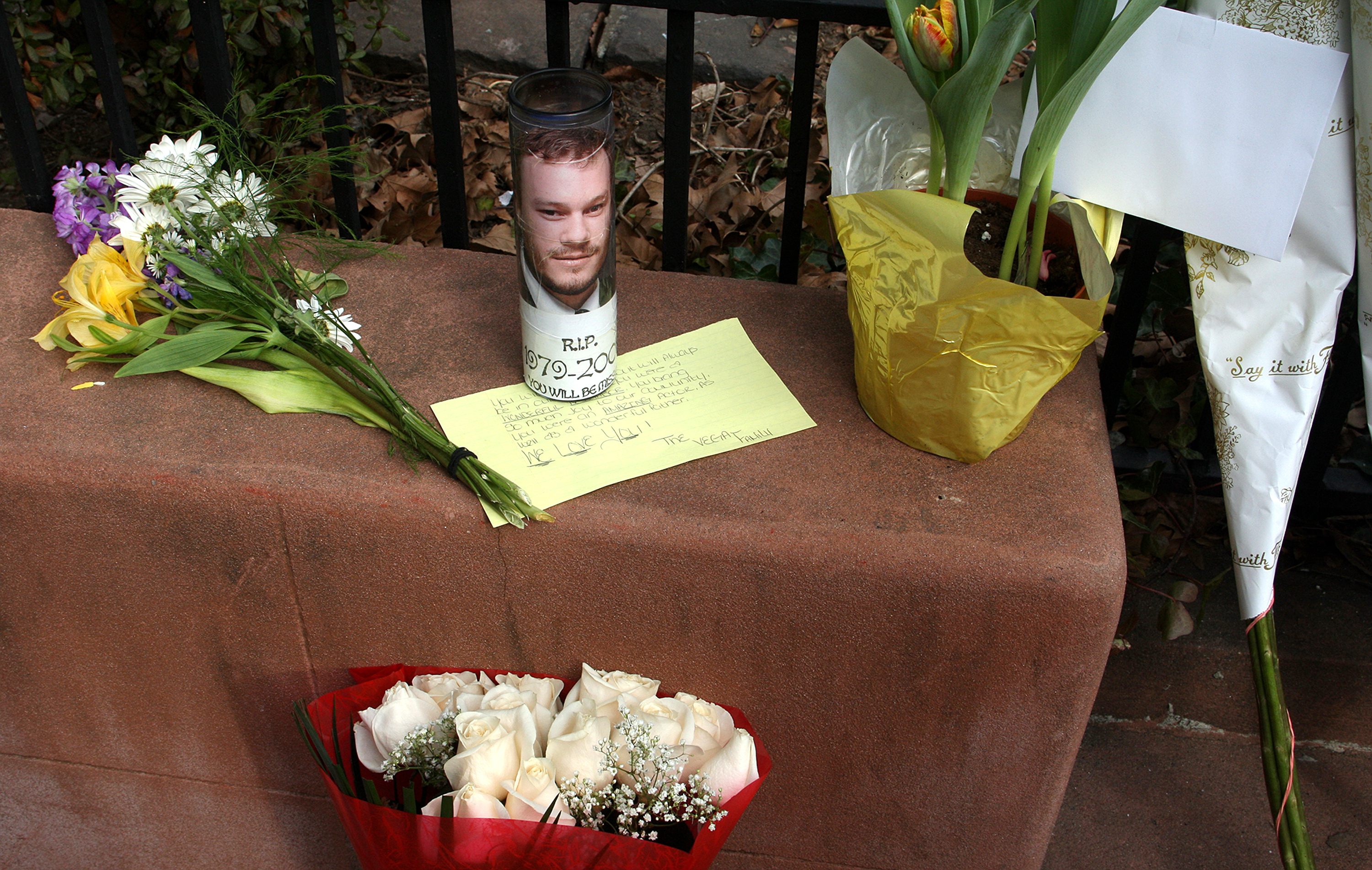 Candles, flowers, and notes left on Michelle William and Matilda Ledger's doorstep after the death of Heath Ledger | Source: Getty Images
