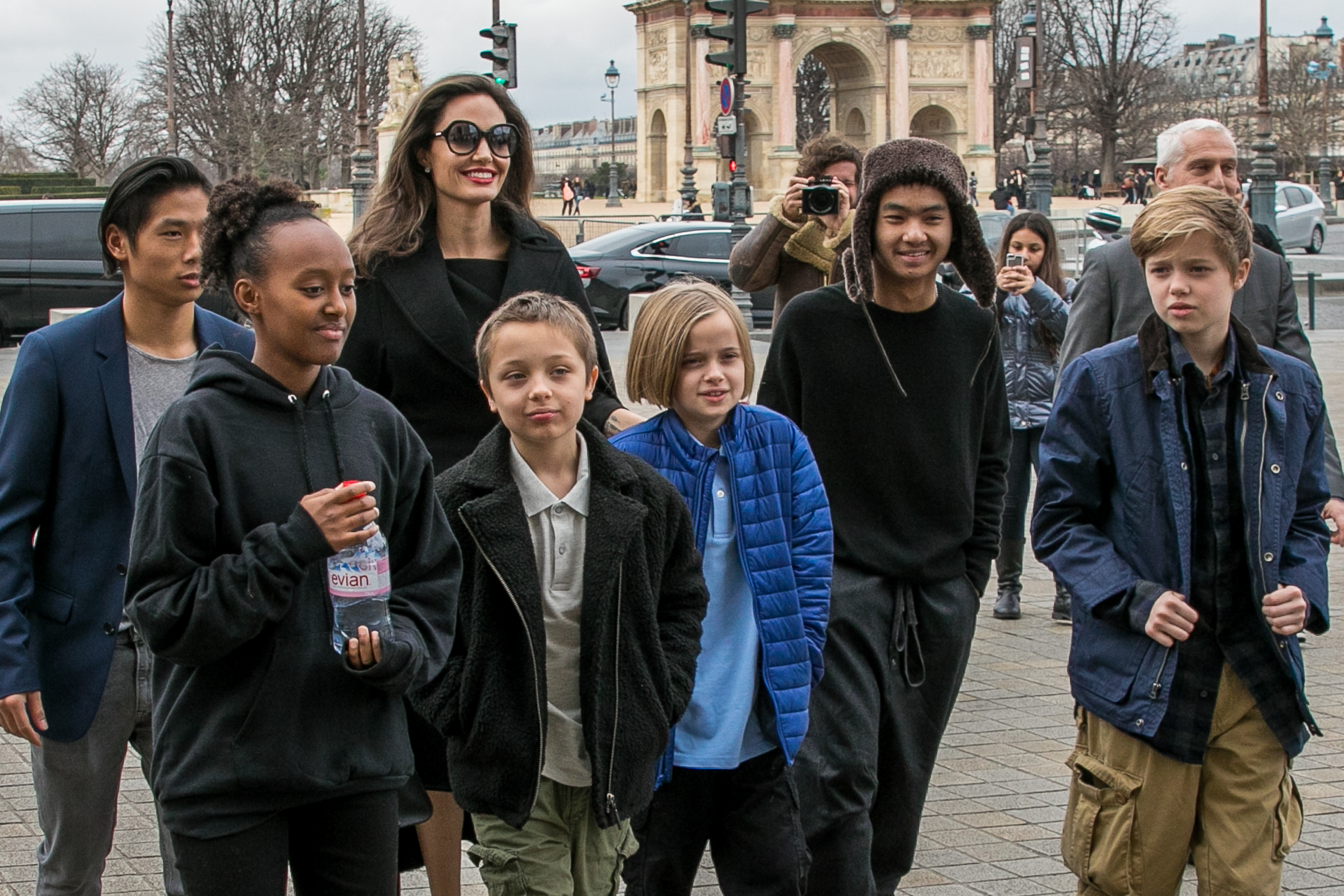 Schauspielerin Angelina Jolie und ihre Kinder Maddox Jolie-Pitt, Shiloh Jolie-Pitt, Vivienne Marcheline Jolie-Pitt, Knox Leon Jolie-Pitt, Zahara Jolie-Pitt und Pax Jolie-Pitt kommen am 30. Januar 2018 in Paris, Frankreich, im Louvre-Museum an. | Quelle: Getty Images