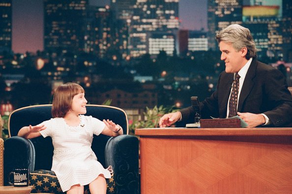  Actress Mara Wilson during an interview with host Jay Leno on July 8, 1997 | Photo: Getty Images