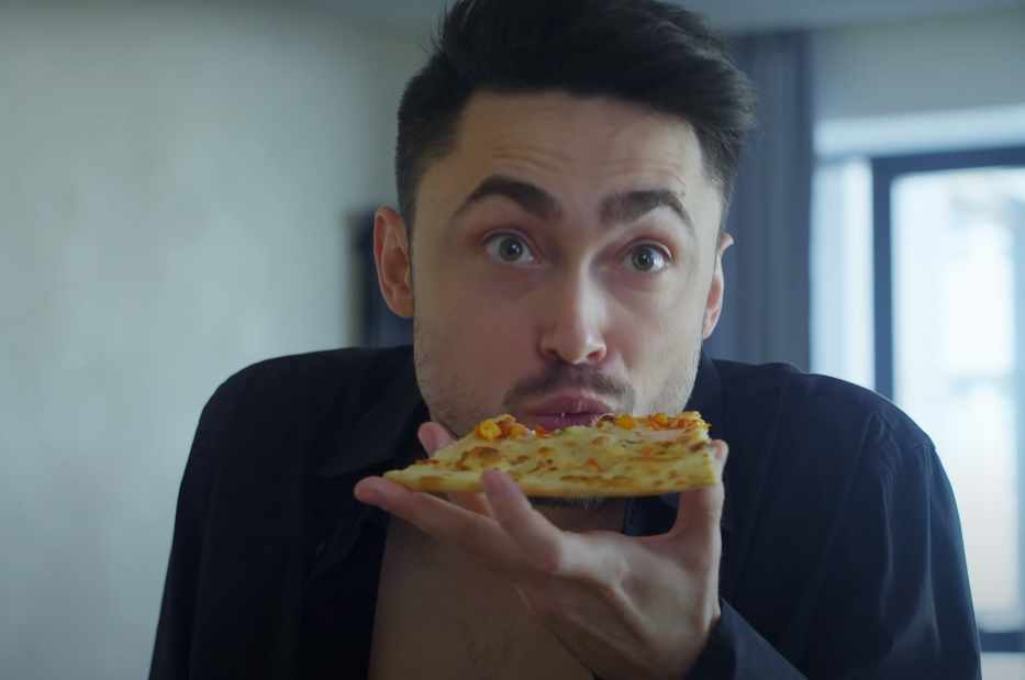 Man eating pizza | Source: YouTube / DramatizeMe
